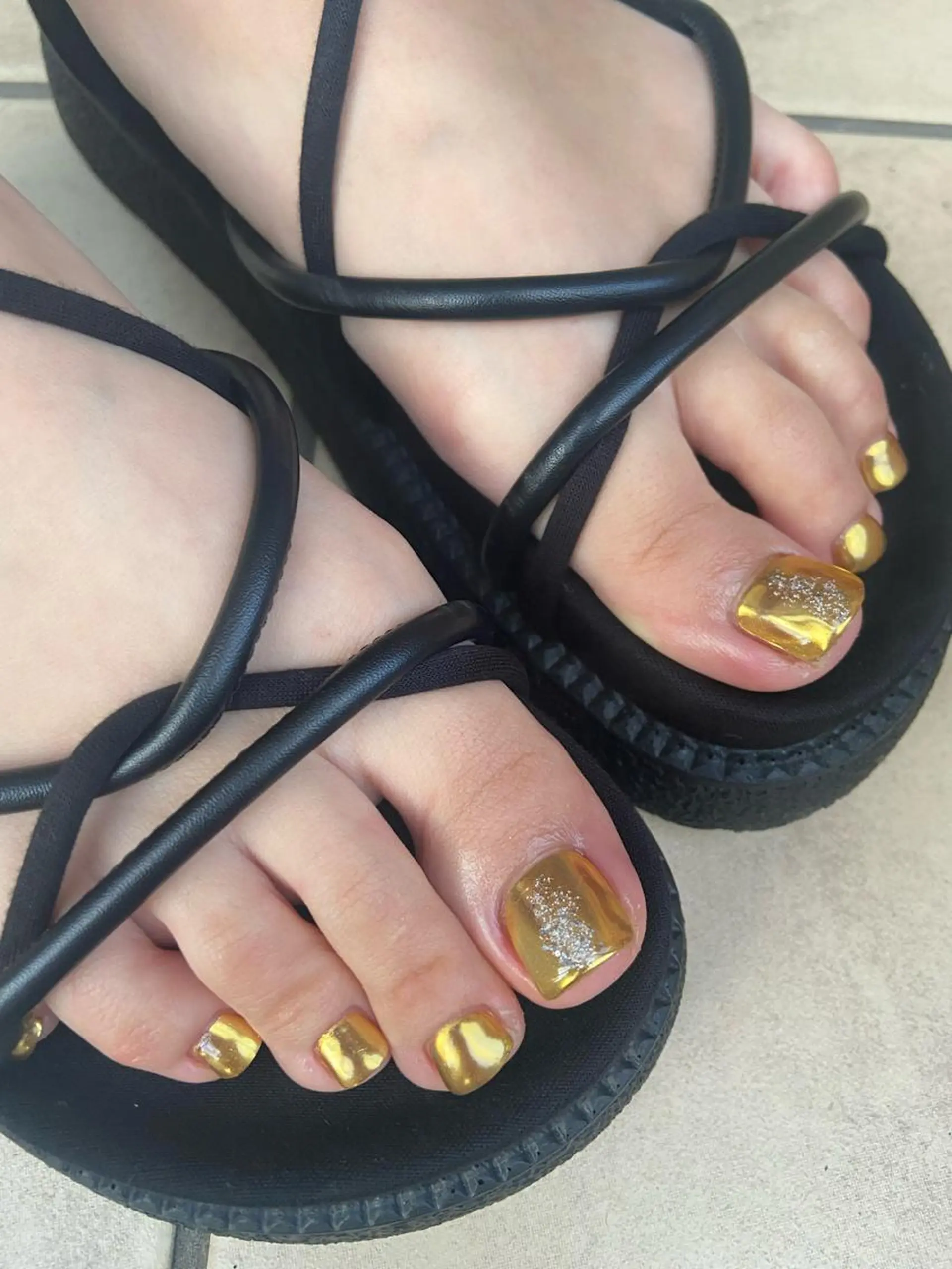 ネイル カジュアル フットネイル ジェルネイル ゴールド キラキラネイル . unffのネイルデザイン