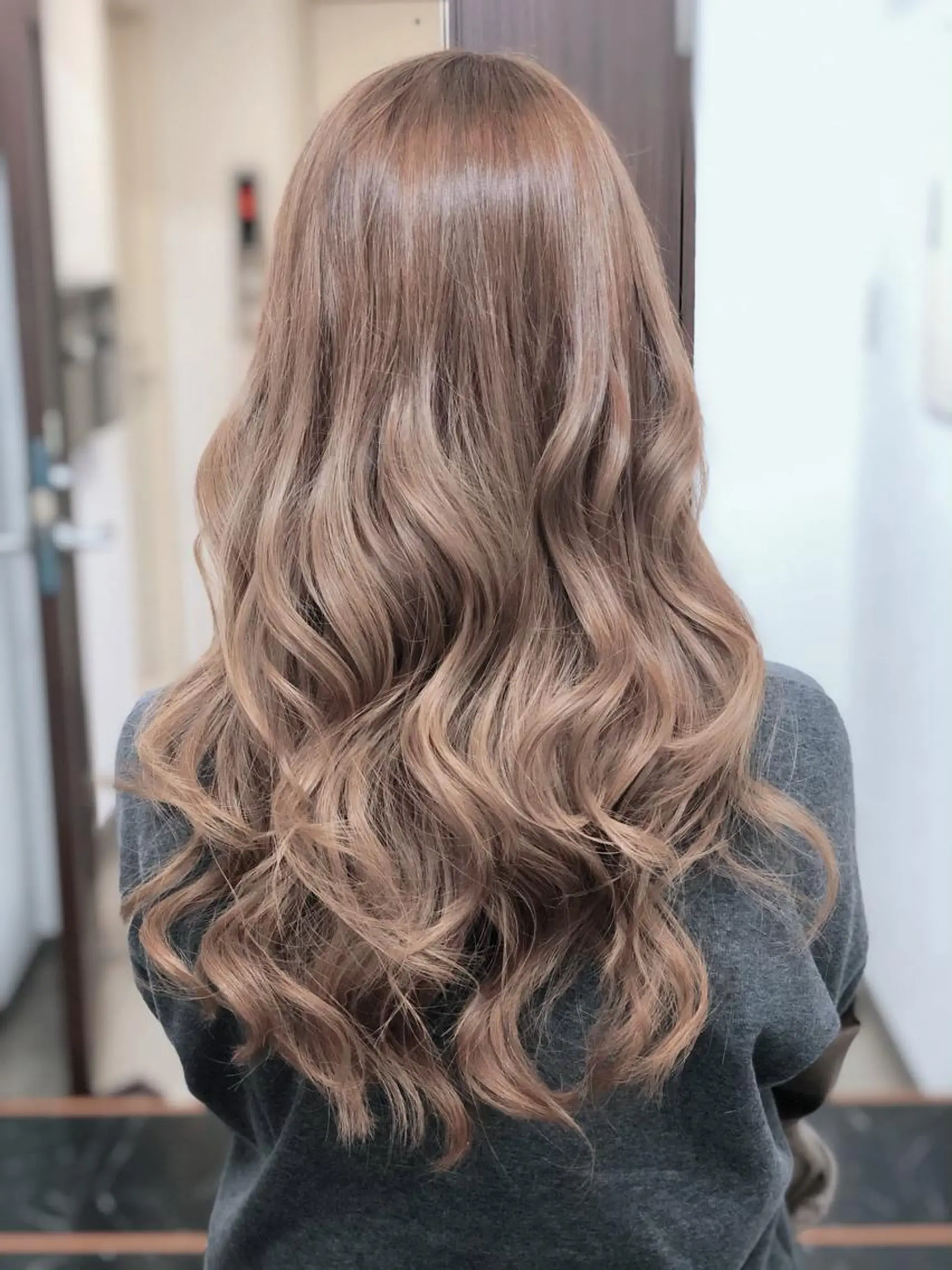 ロング カラー ダブルカラー ヤナ マネージャーのヘアスタイル
