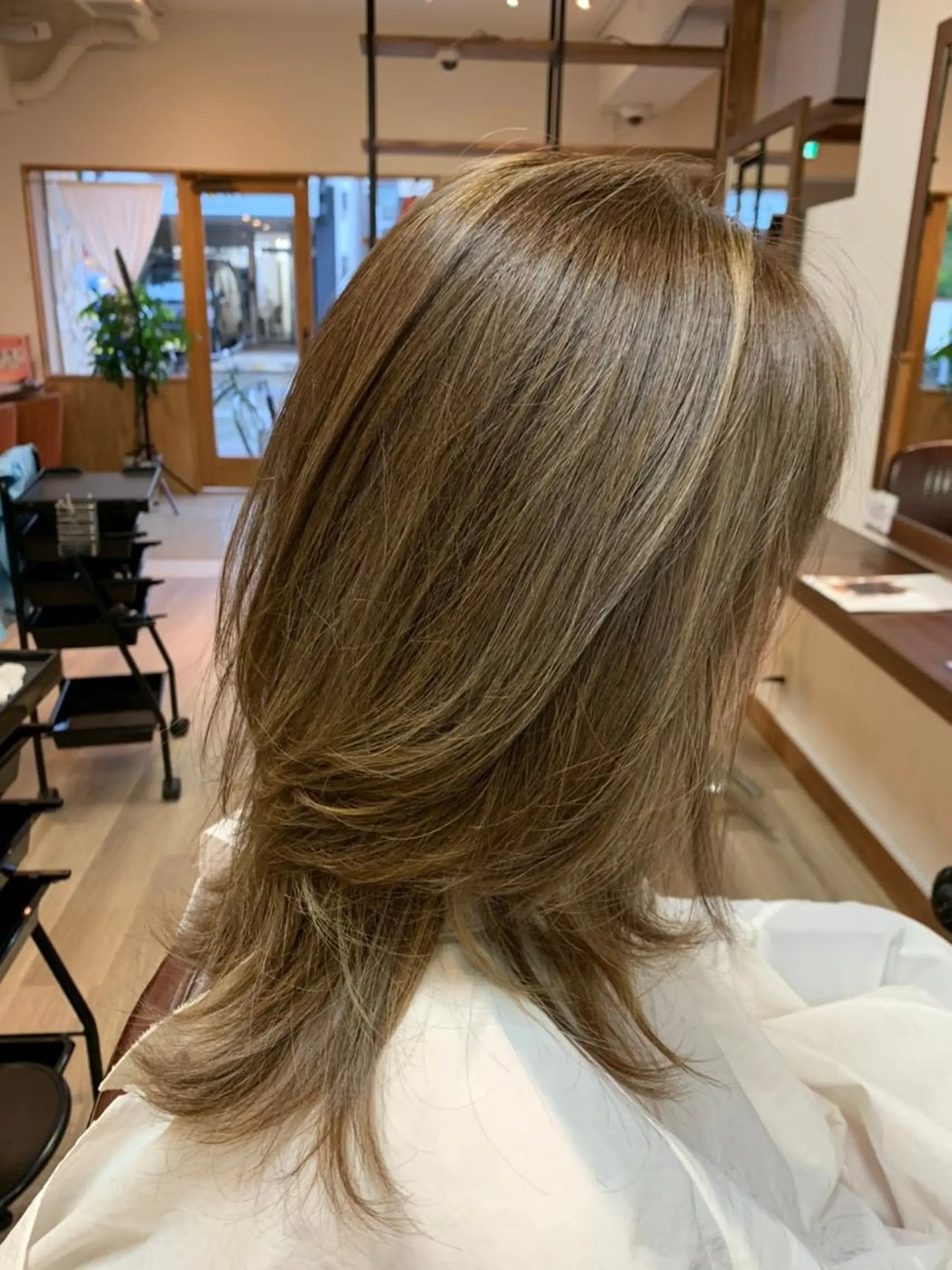 セミロング カラー ハイライトカラー ハイライト chill out 南塚口本店のヘアスタイル