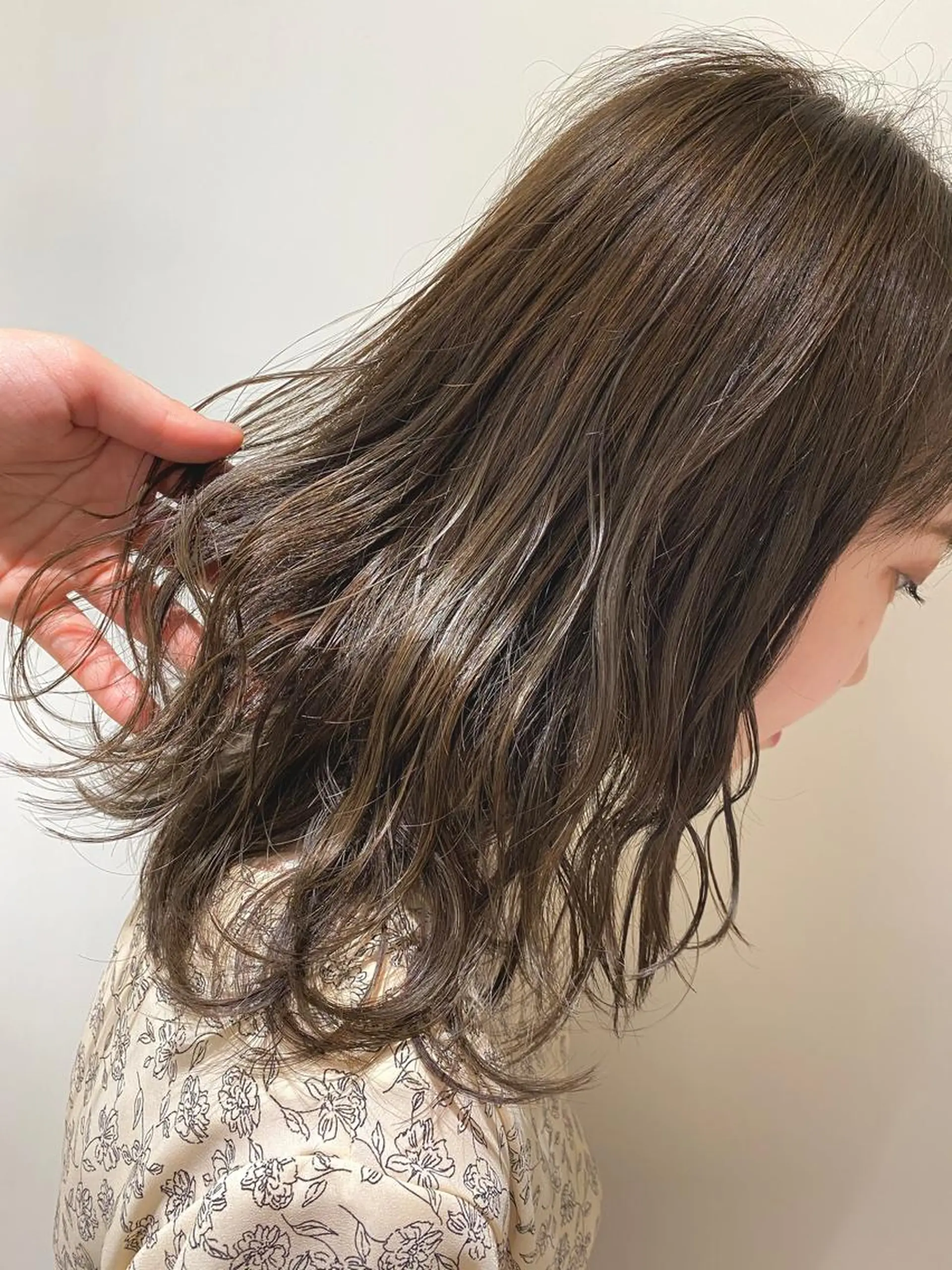 セミロング カラー ヘアカラー ベージュ指名No1 加賀詩織のヘアスタイル