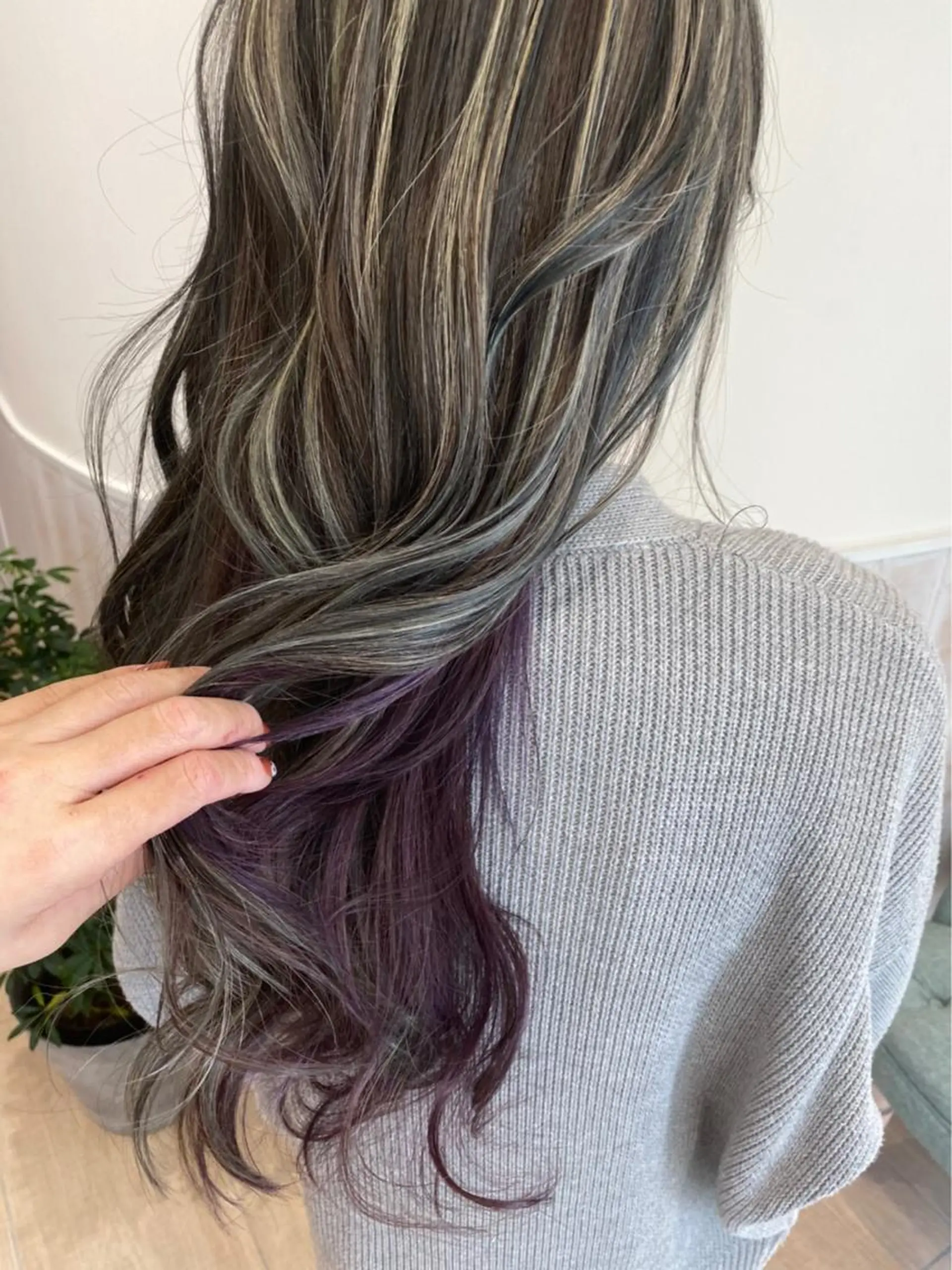 ロング カラー インナーカラー にしだ まりえのヘアスタイル