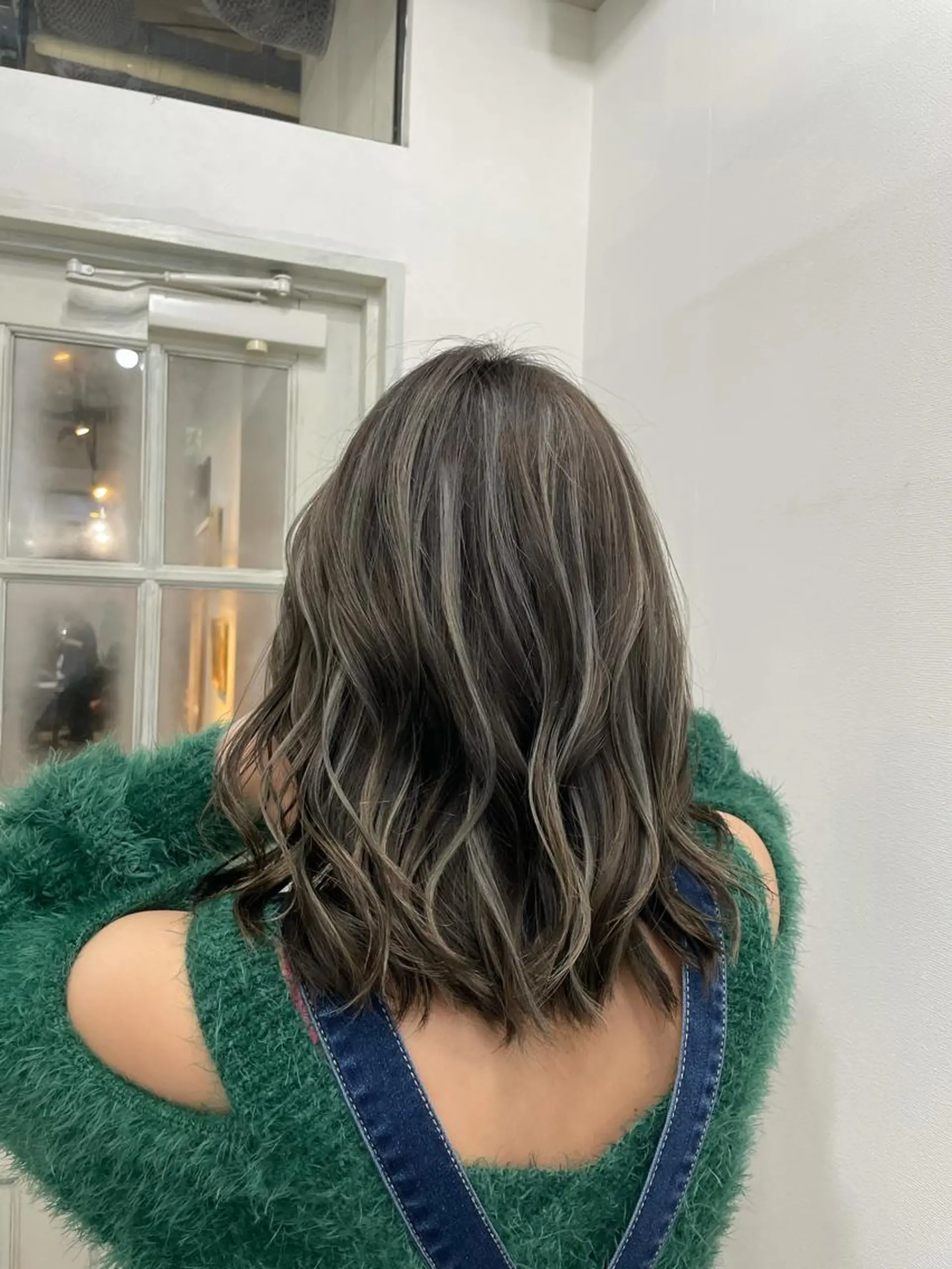 ミディアム 白いハイライト🤍 タナカリョウスケのヘアスタイル