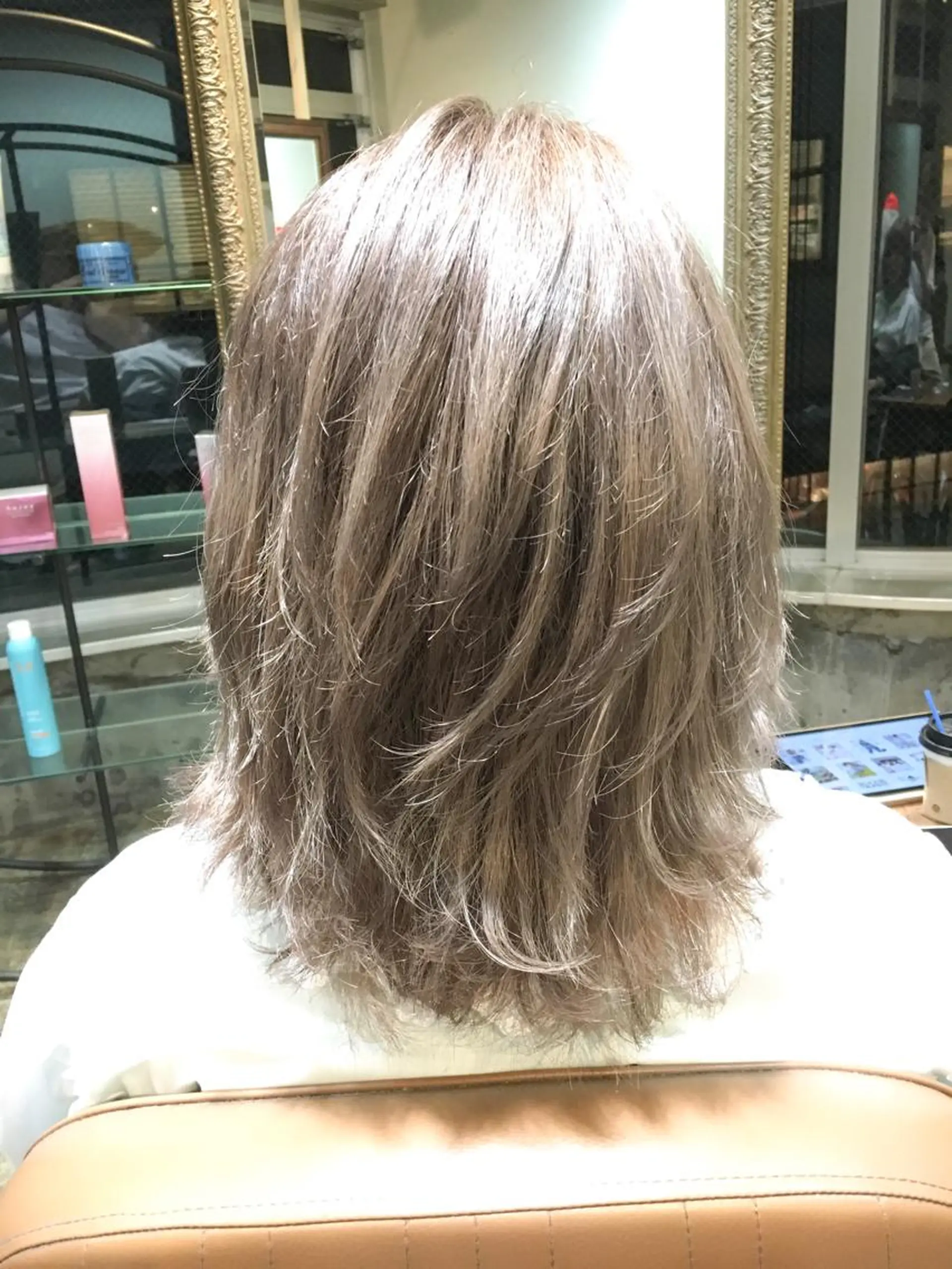 ミディアム カラー ベージュカラー ハイトーンカラー ハイトーンベージュ 北條 優輝のヘアスタイル