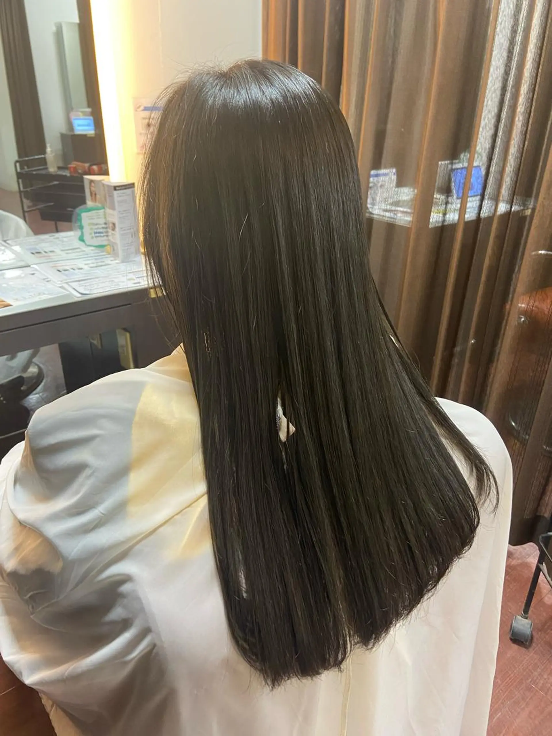 ロング カラー アッシュ アッシュグレー ブリーチ ブリーチなしカラー 瀧下 唯のヘアスタイル