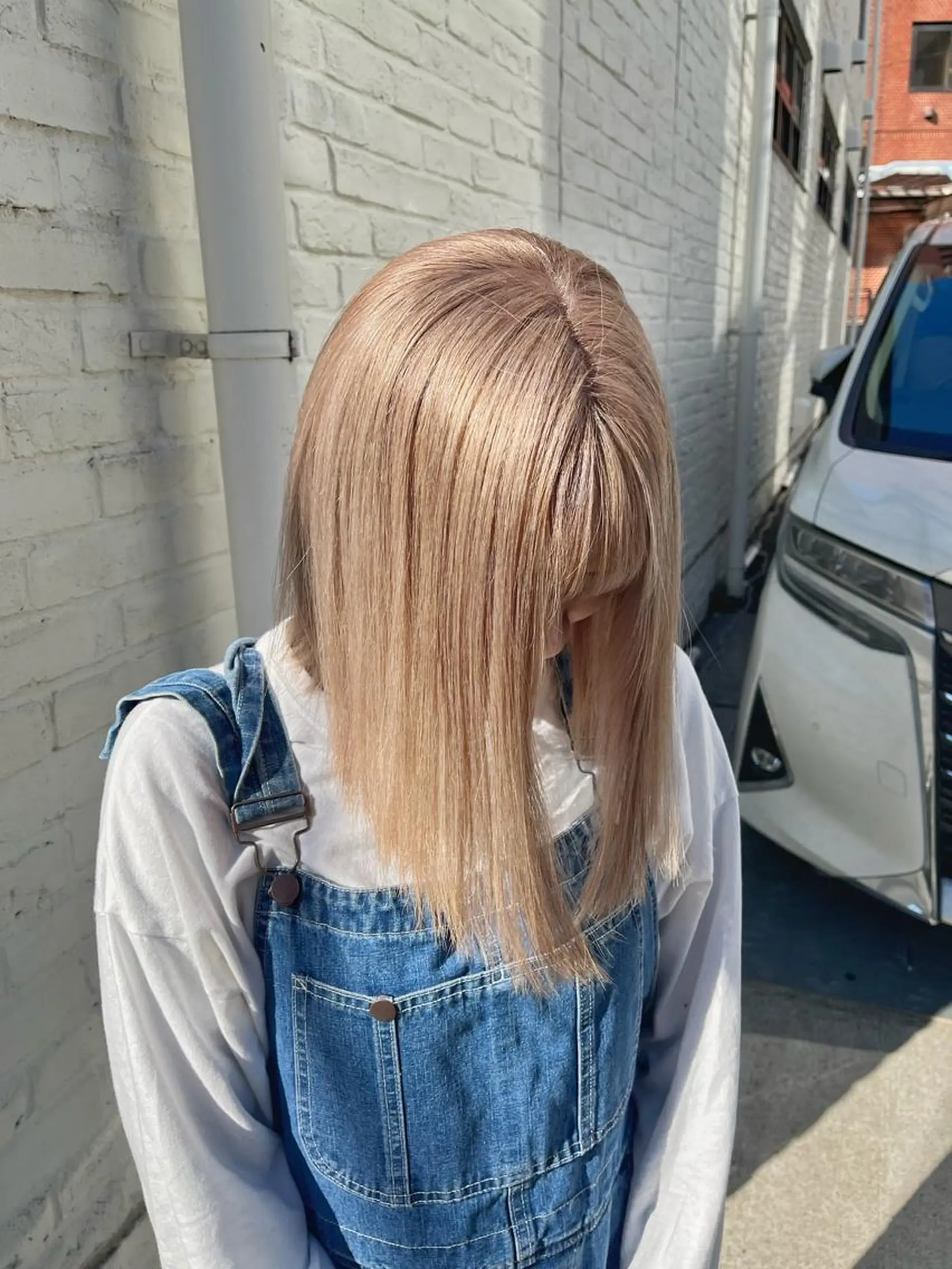 セミロング カラー ベージュカラー ミルクティーベージュ カット ヘアカラー トリートメント ミルクティーベージュ ブリーチ　清水ひとみのヘアスタイル