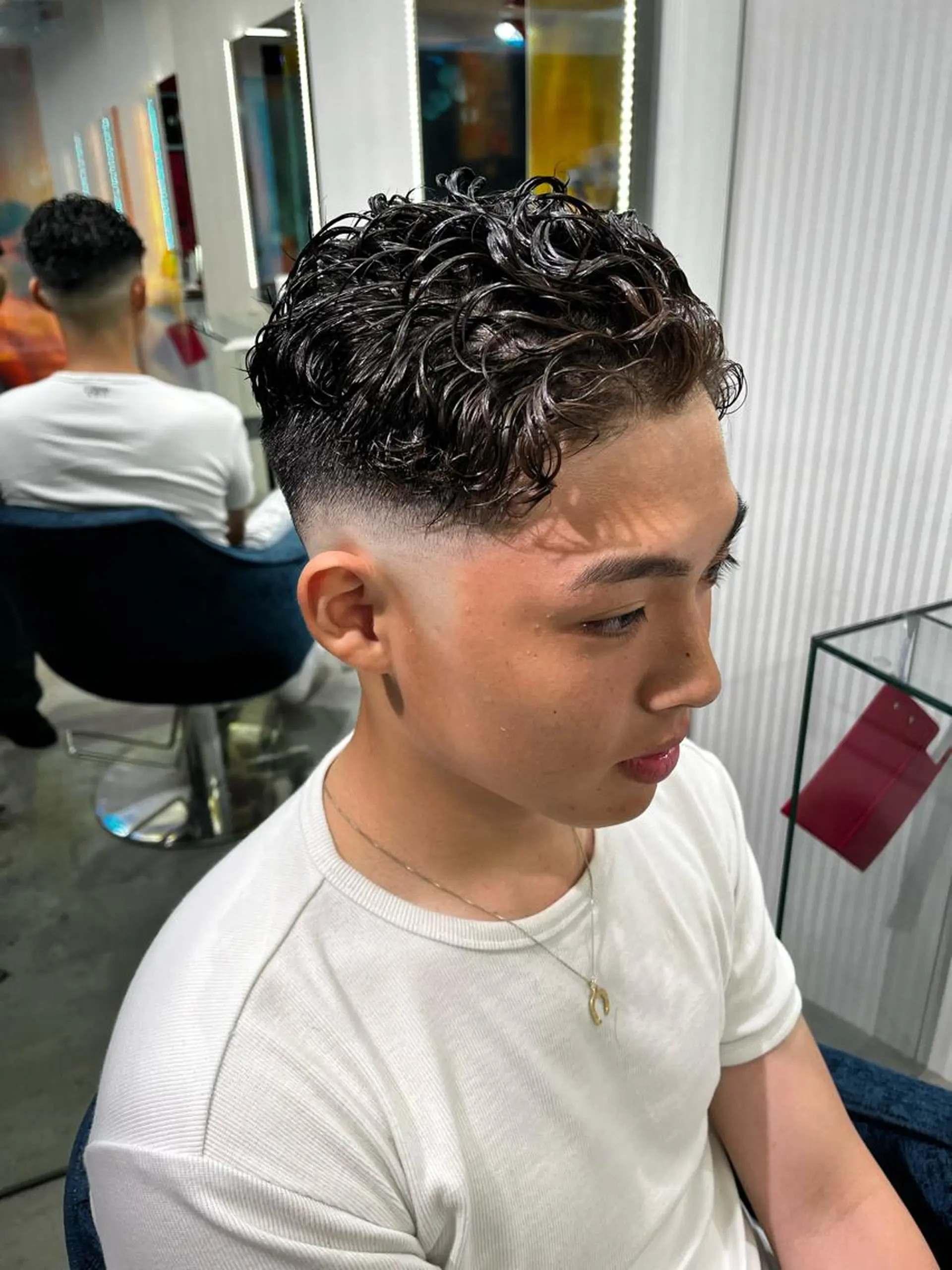 ショート パーマ メンズ フェードカット メンズハイトーン メンズパーマ &CREW スタッフのヘアスタイル