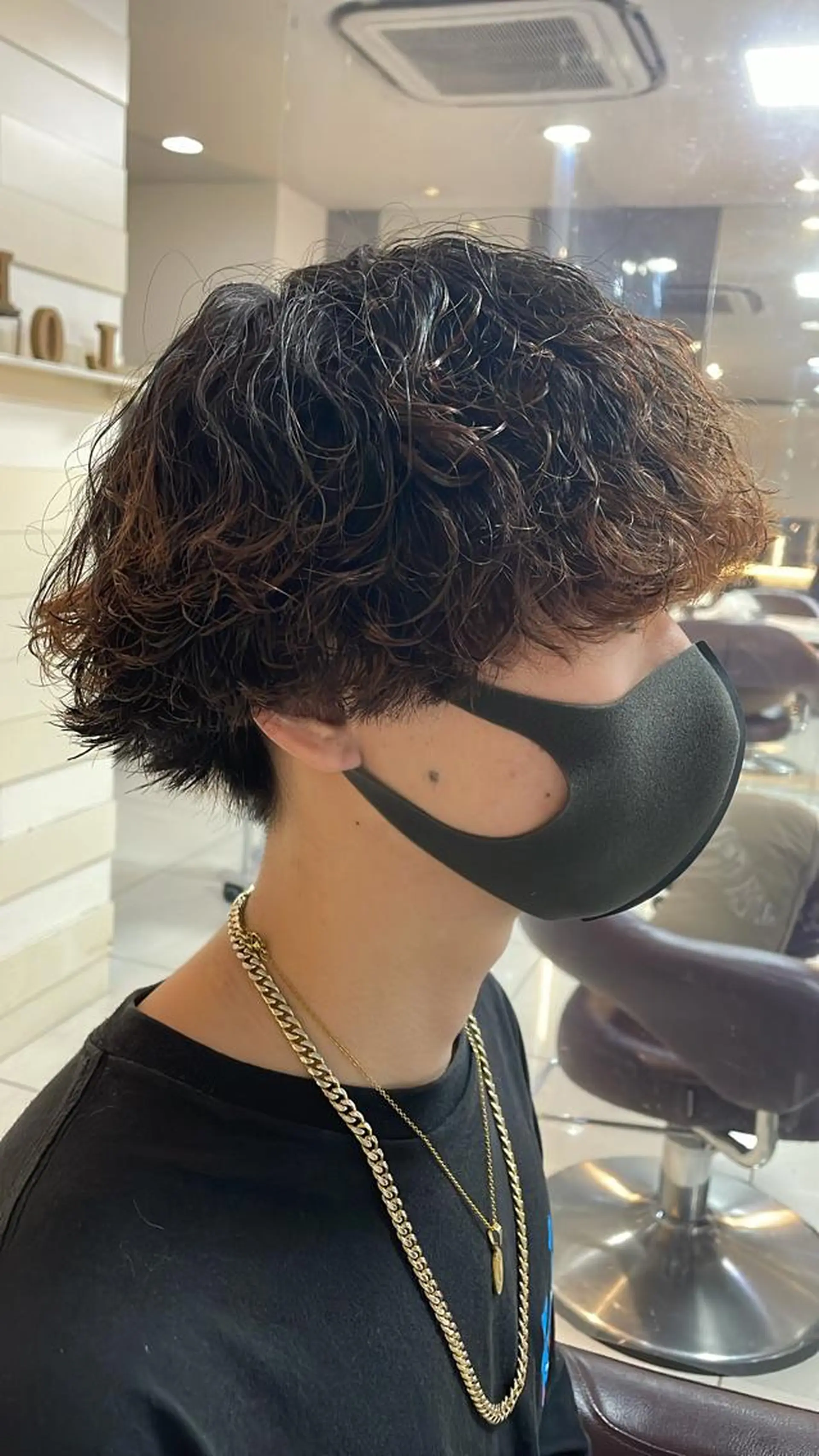 ショート カラー パーマ ヘアアレンジ メンズ メンズパーマ 波巻きパーマ メンズウルフカット 外ハネヘア ウルフカット SHUN メンズパーマのヘアスタイル