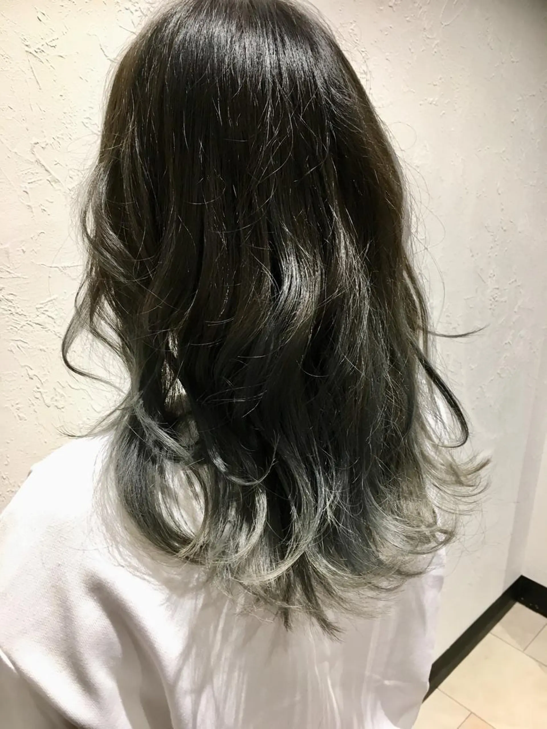 ロング カラー バレイヤージュ シルバー レイヤーカット シェアサロンR所属・川合 勇気のヘアスタイル
