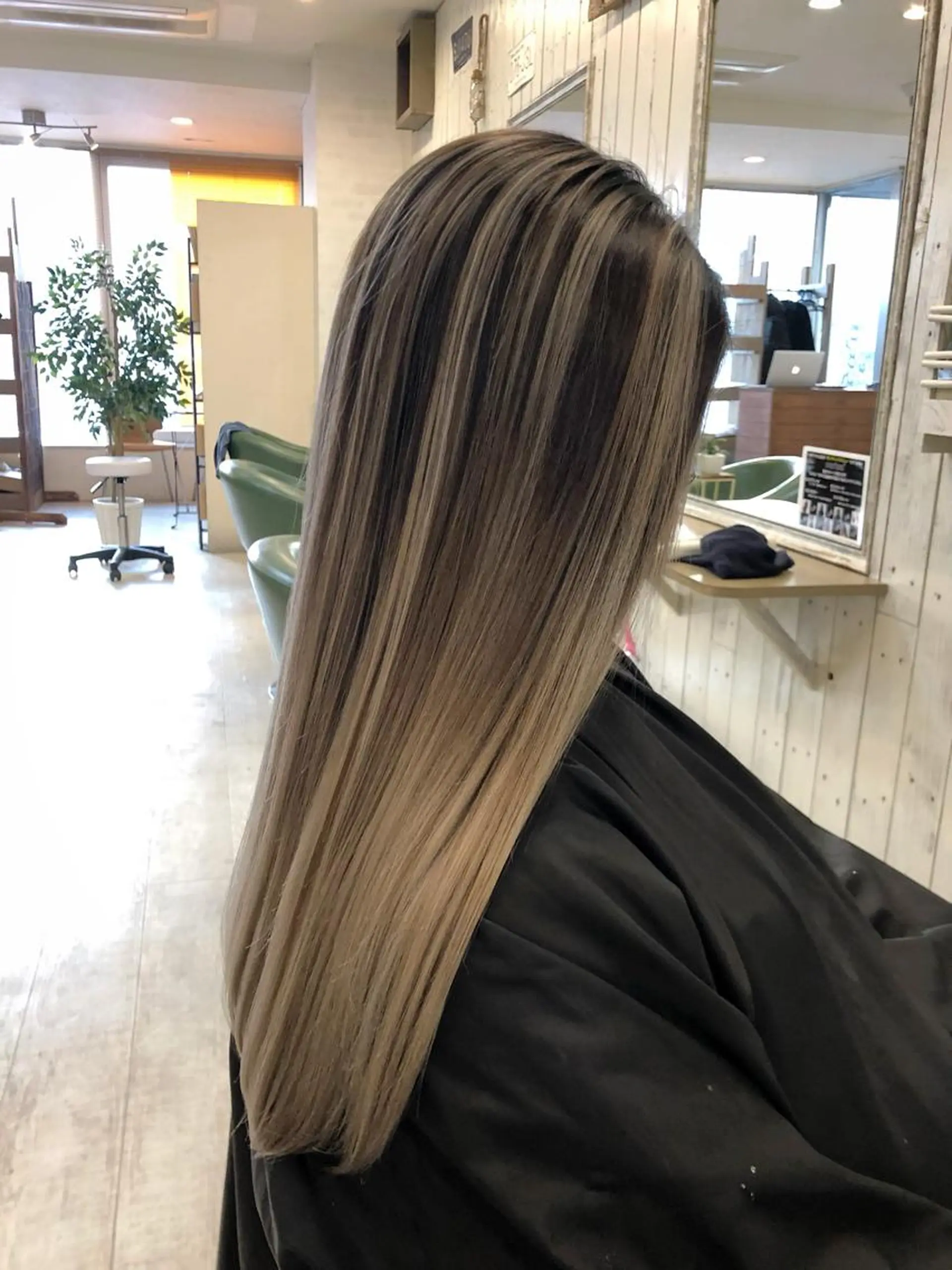 ロング 韓国レイヤー外国人風 透明感カラー髪質改善のヘアスタイル