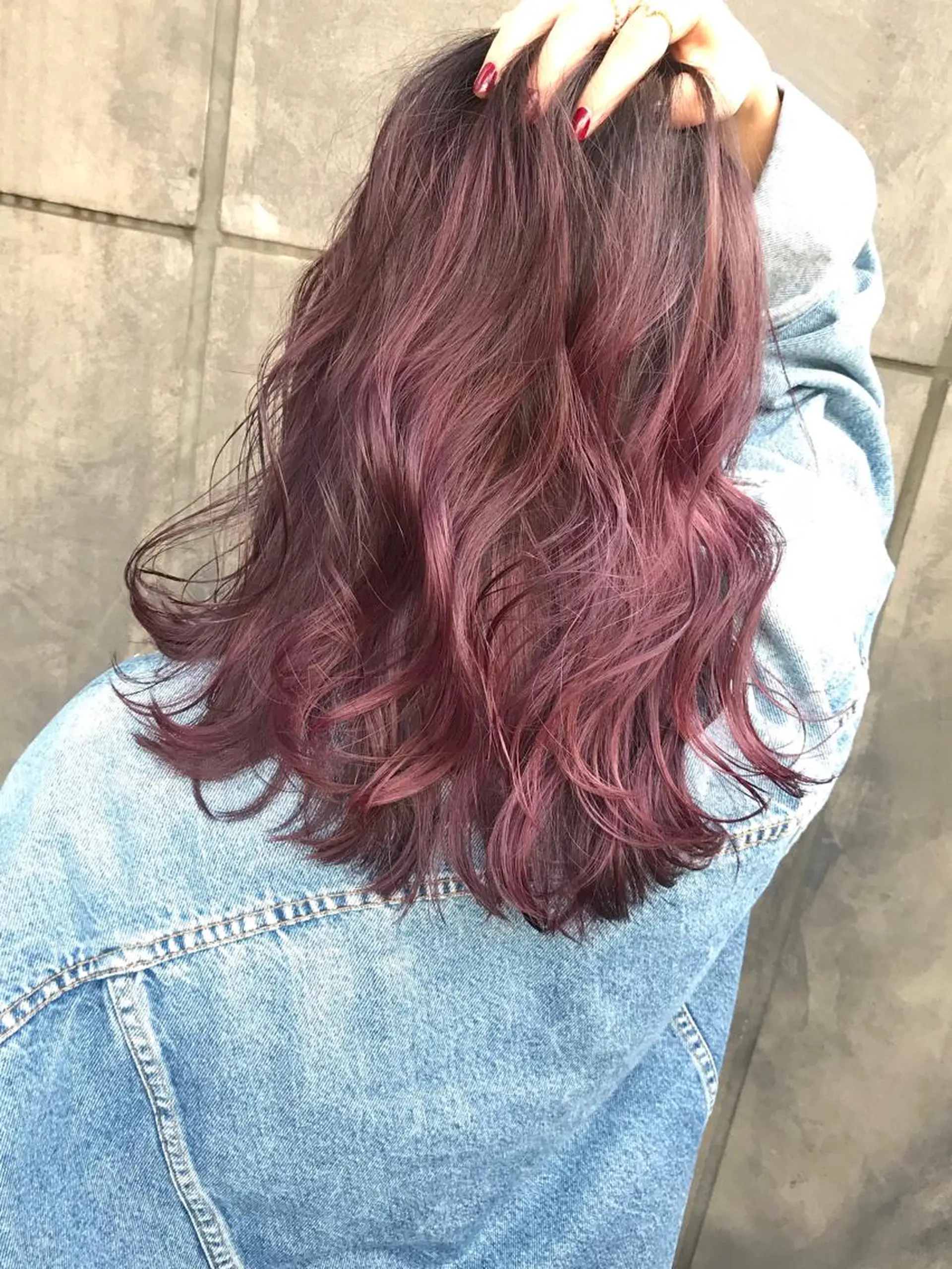 セミロング カラー カシス ハイライトカラー ピンクカラー ハイライト TOMOYAレイヤー ブリーチ縮毛矯正のヘアスタイル