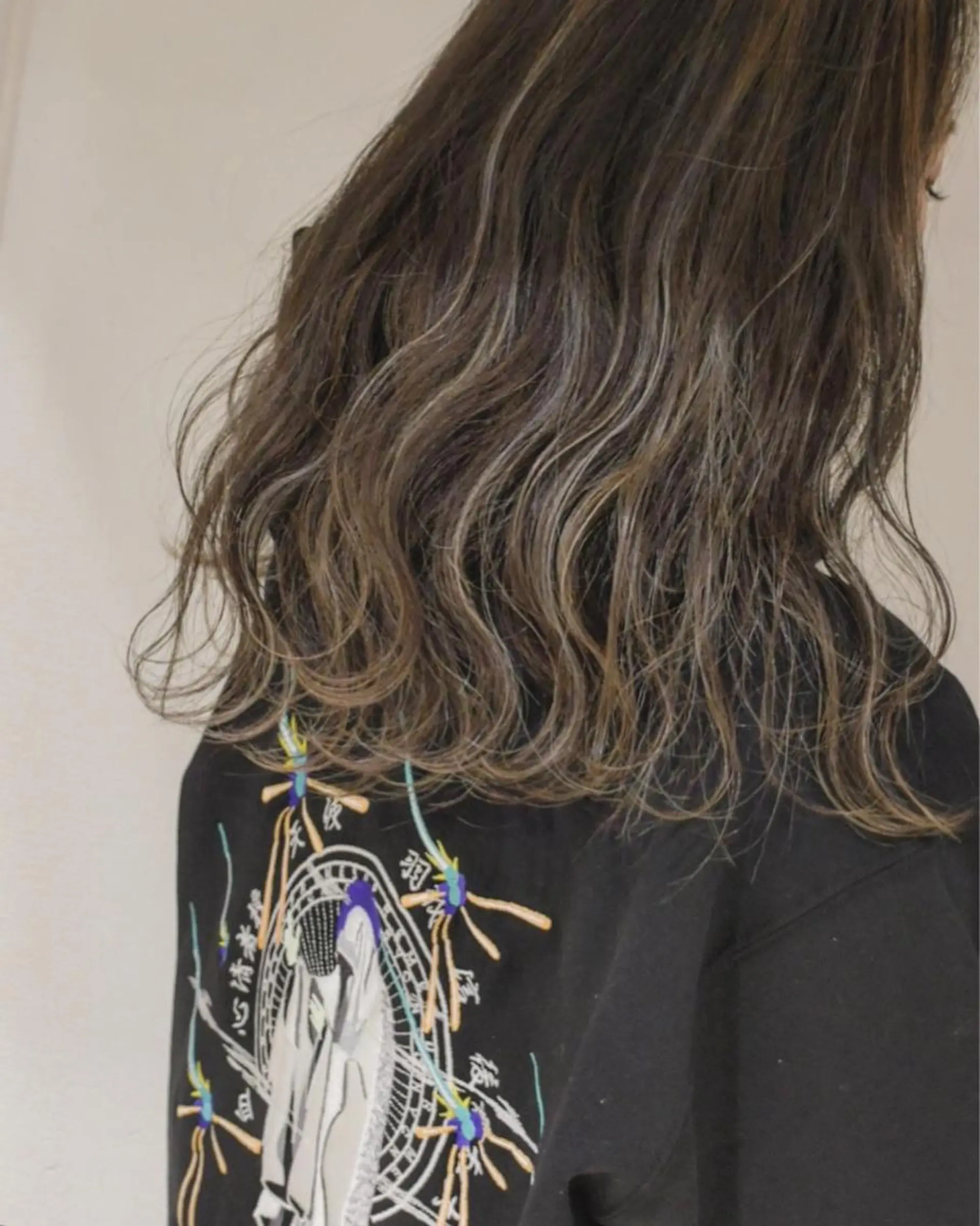 ロング カラー ハイライトカラー シルバー ハイライト 🔹TOMO🔹 圧倒的経験値🔹のヘアスタイル