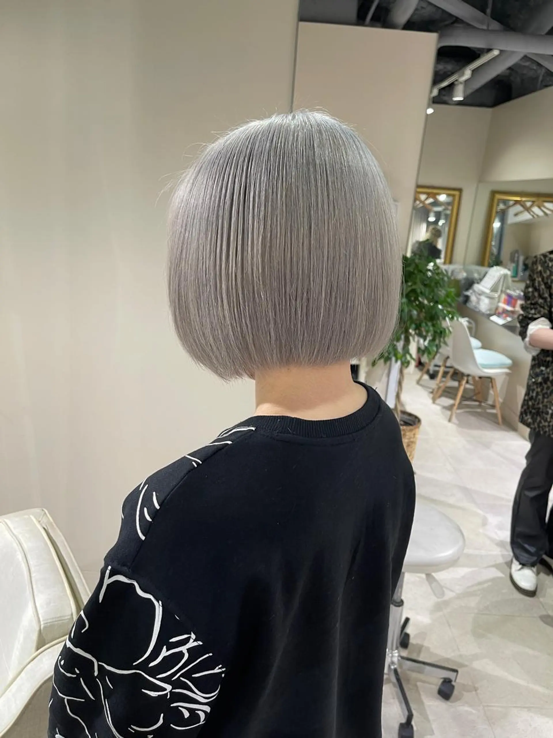 ショート カラー シールエクステ ブリーチ ケアブリーチ デザインカラー ハイトーンカラー ムラ修正、複雑履歴 治すサロン🤍アミルのヘアスタイル