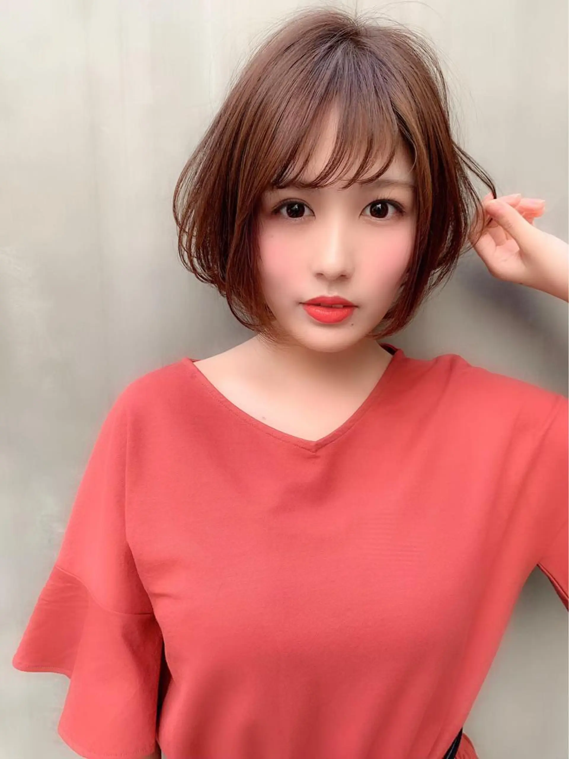 ショート ミルクティーカラー イイサカシュンスケのヘアスタイル