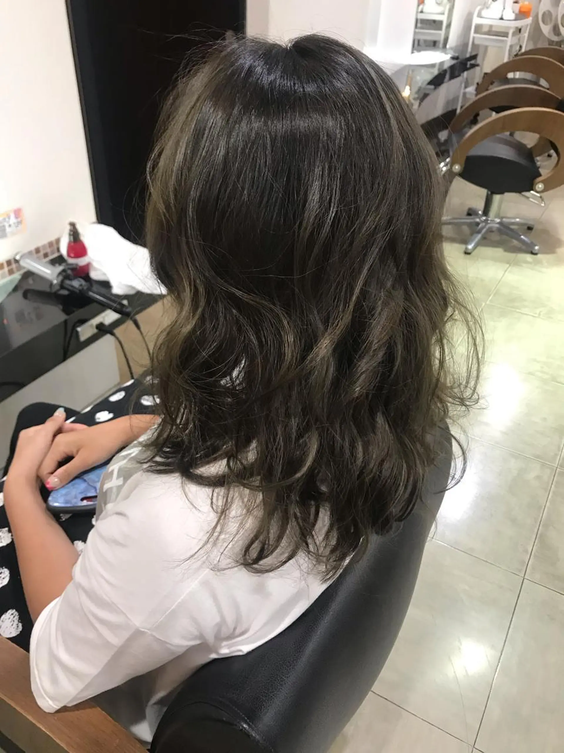 ミディアム カラー ヘアアレンジ アッシュ ハイライトカラー ハイトーンカラー ハイライト DISCOHAIRsanc（ルジャルダン町田）所属・烏山 達也のヘアスタイル