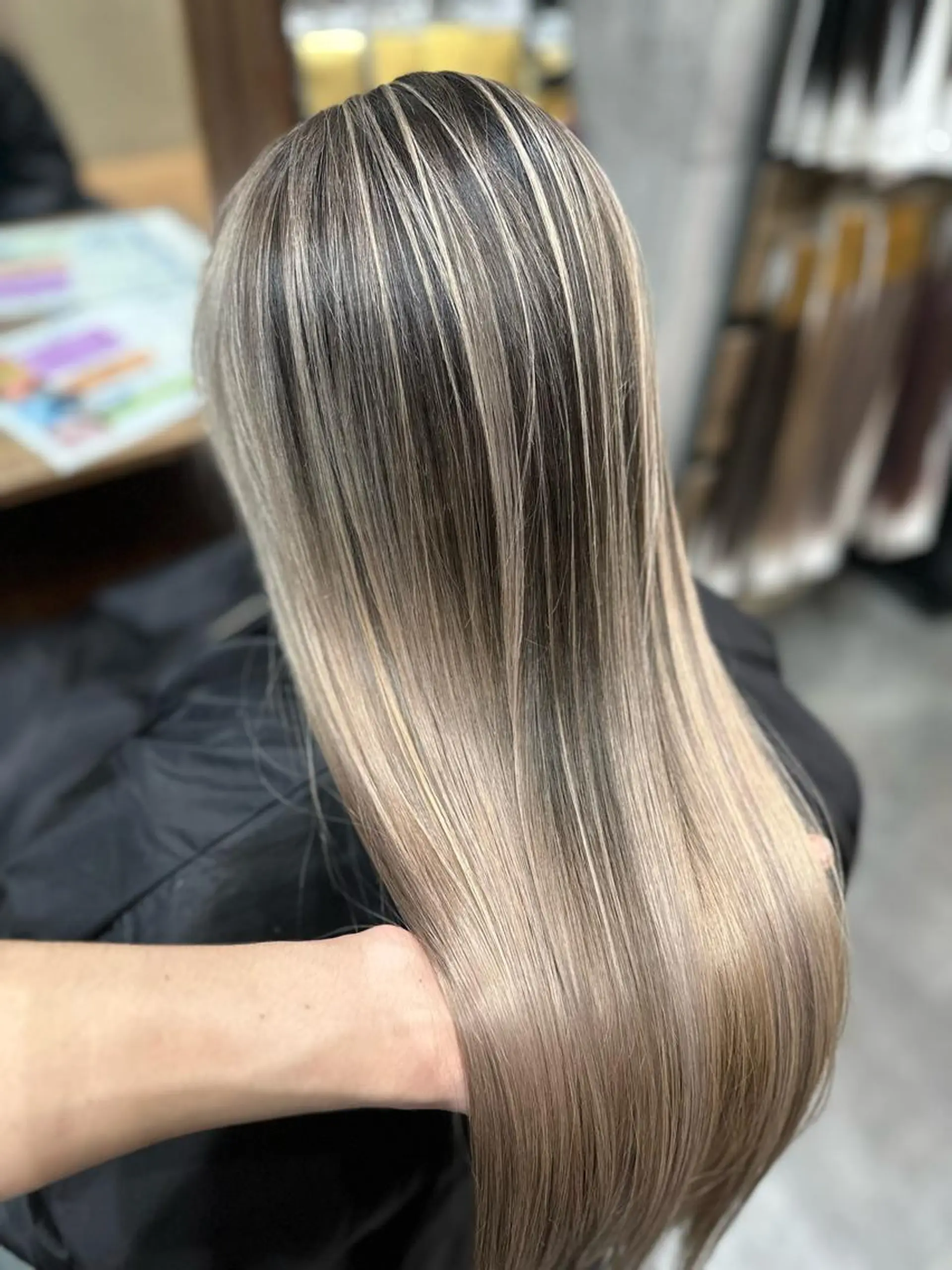 ロング カラー バレイヤージュ レイヤーカット カット ヘアカラー トリートメント ヘアセット 難波ブリーチカラー 伊藤洋輝のヘアスタイル