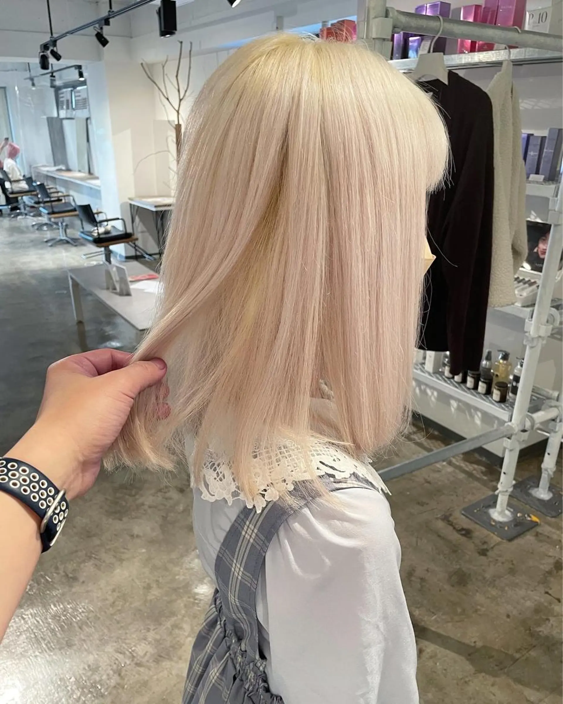 ミディアム カラー 抜きっぱなしブロンド ブロンド ヘアカラー トリートメント ハイトーン/レイヤー /ケアブリーチ石川治のヘアスタイル