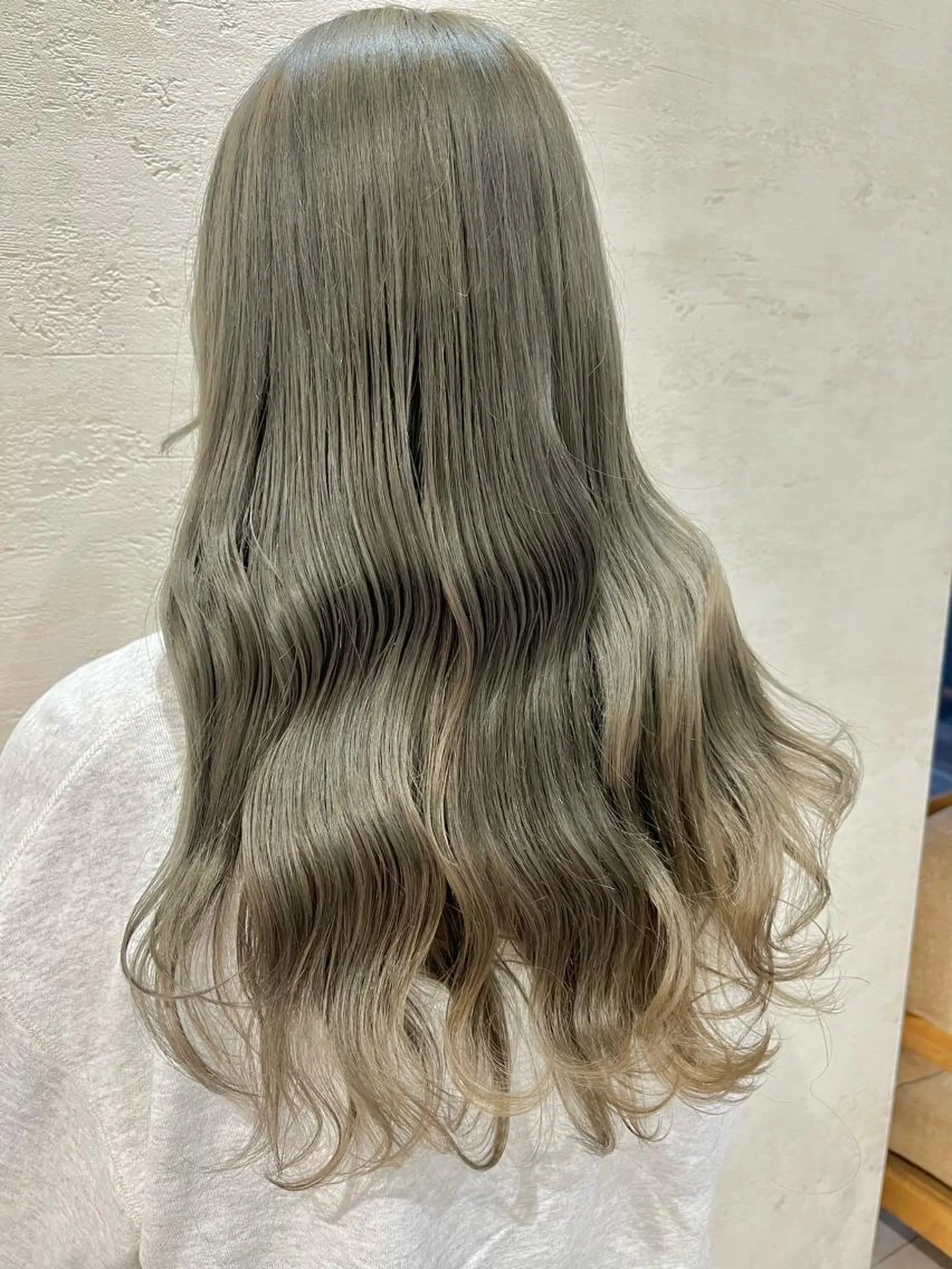 ロング カラー グレージュ オリーブグレージュ オリーブグレー miku/ 透明感カラーのヘアスタイル