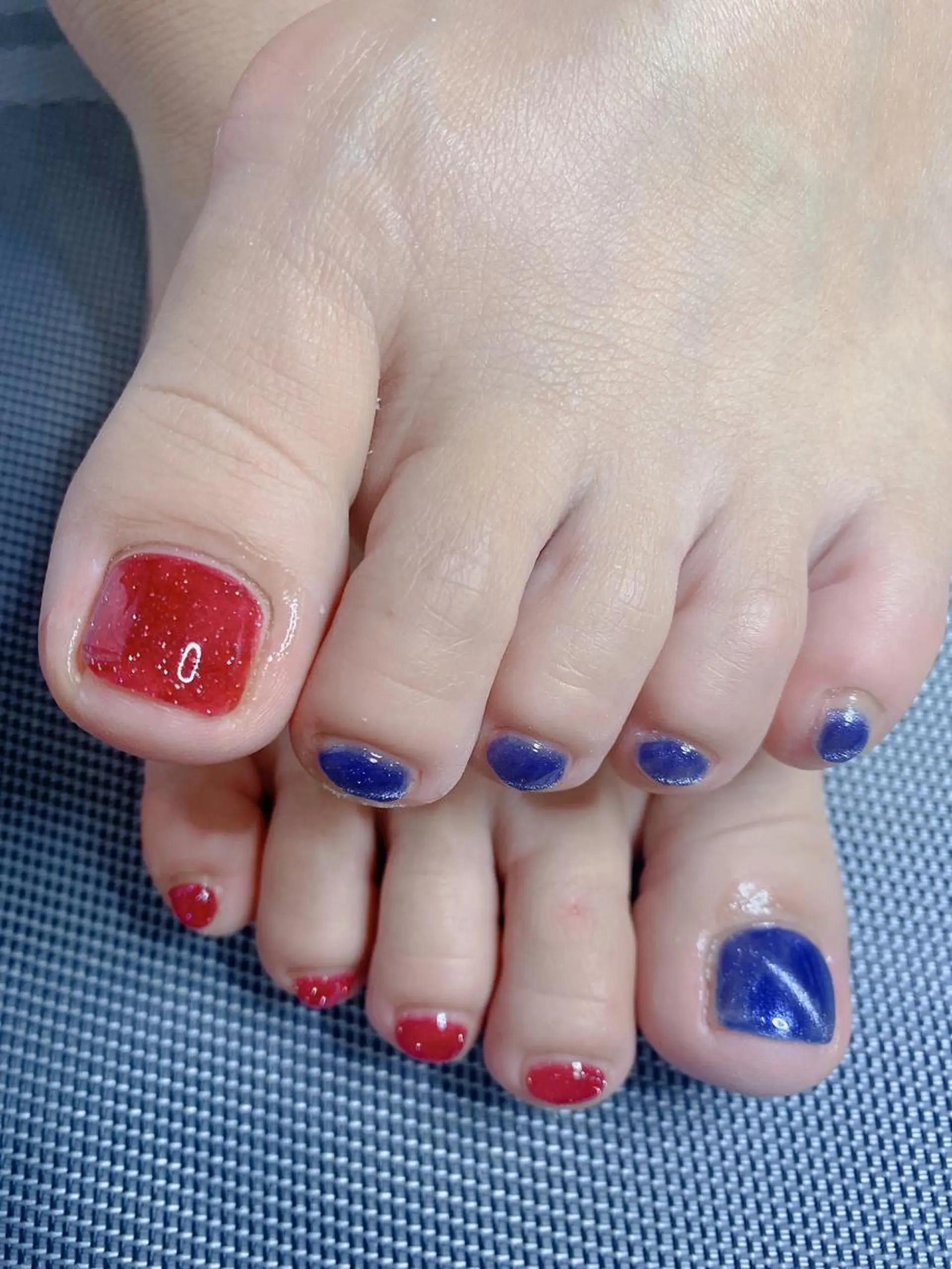 ネイル ブルー フットネイル ワンカラーネイル 赤色 Jasmine nailsalon所属・ジャスミン ネイルサロンのネイルデザイン