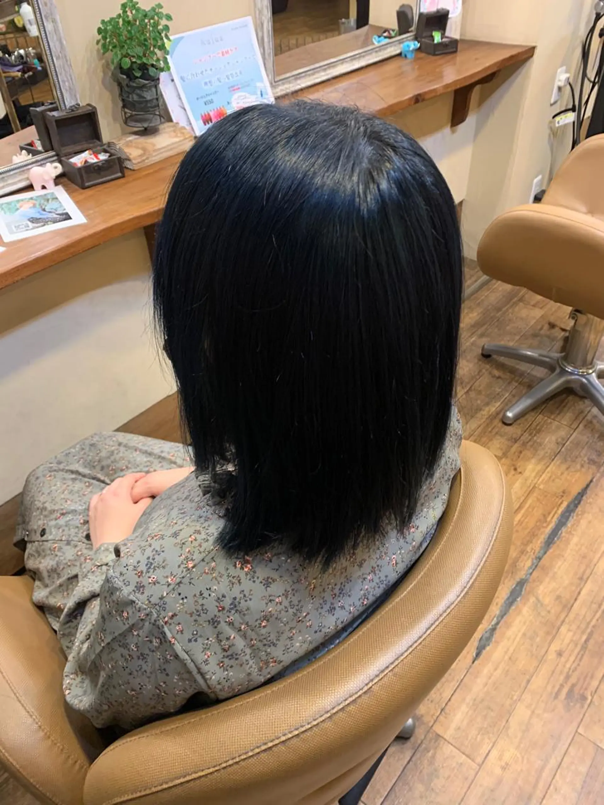 カラー 黒髪 ブルーカラー ブルーブラック 鈴木 未歩のヘアスタイル