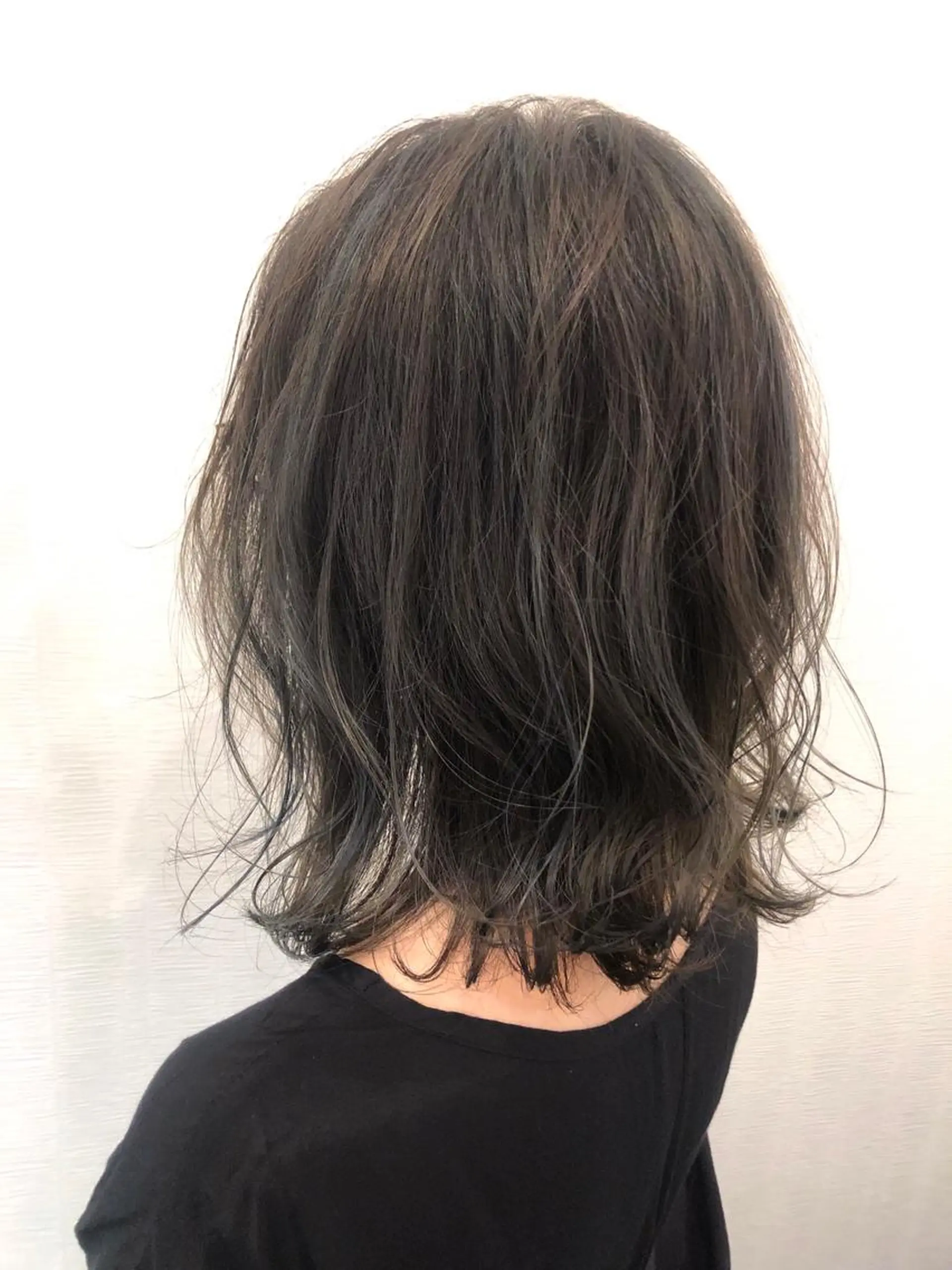ミディアム カラー ブルーカラー ブルージュ グラデーションカラー 平川 友希子のヘアスタイル