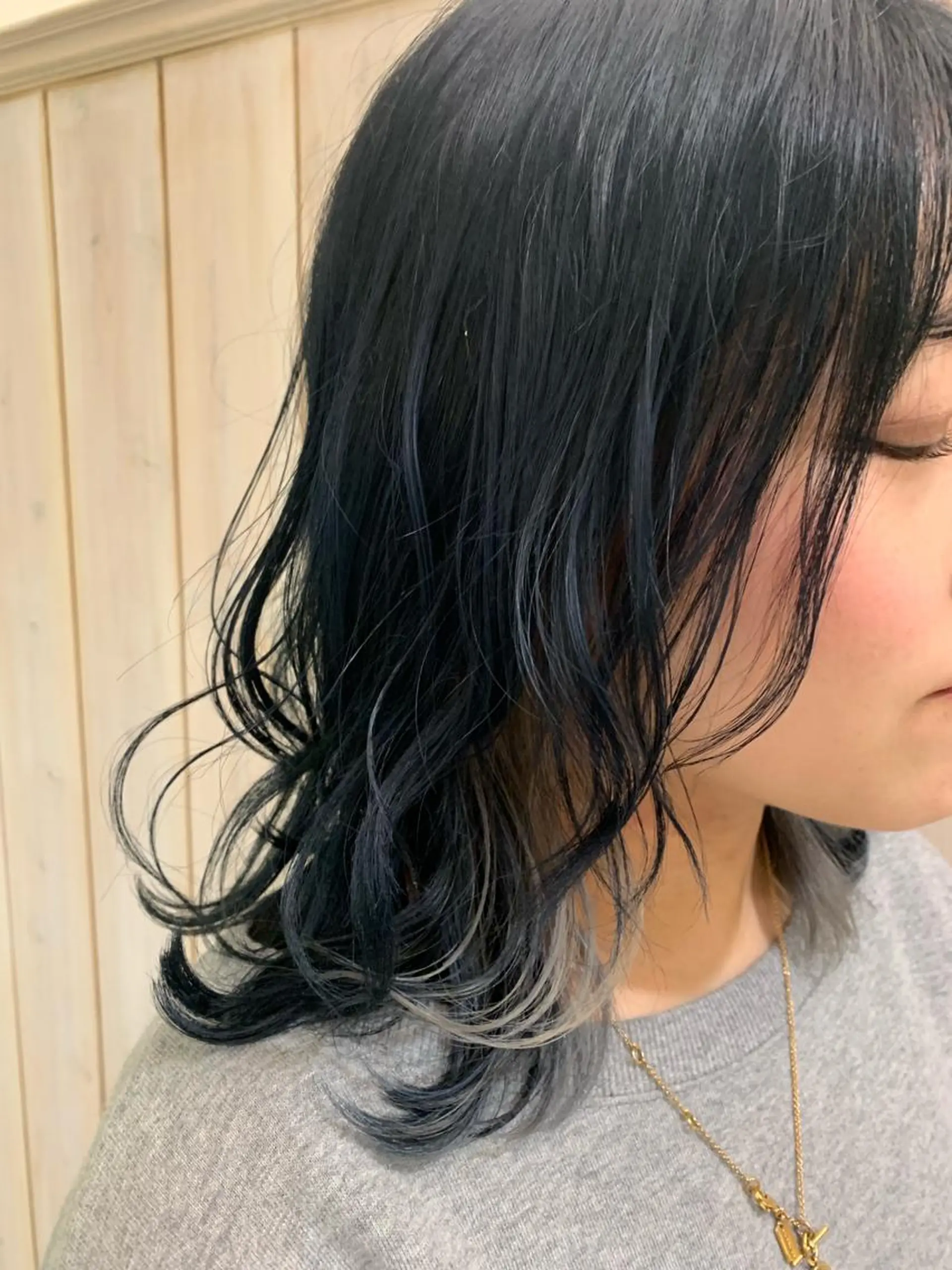ミディアム カラー パーマ ヘアアレンジ ブリーチ グレージュ ネイビーカラー 増渕 駿介のヘアスタイル