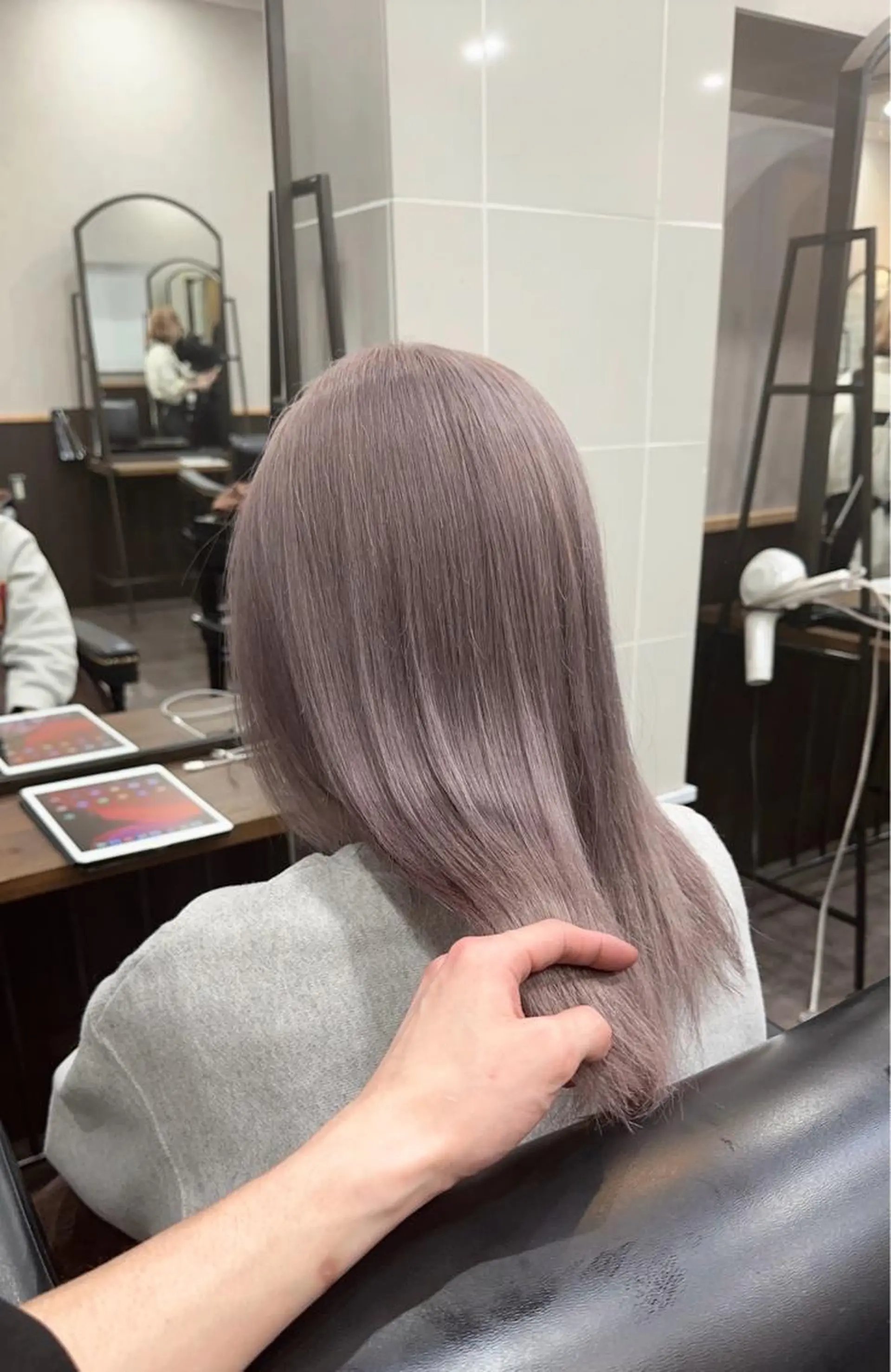 ミディアム カラー グレージュ シルバー シルバーグレージュ ヘアカラー トリートメント 🌿ガクト 🌿艶髪透明感のヘアスタイル