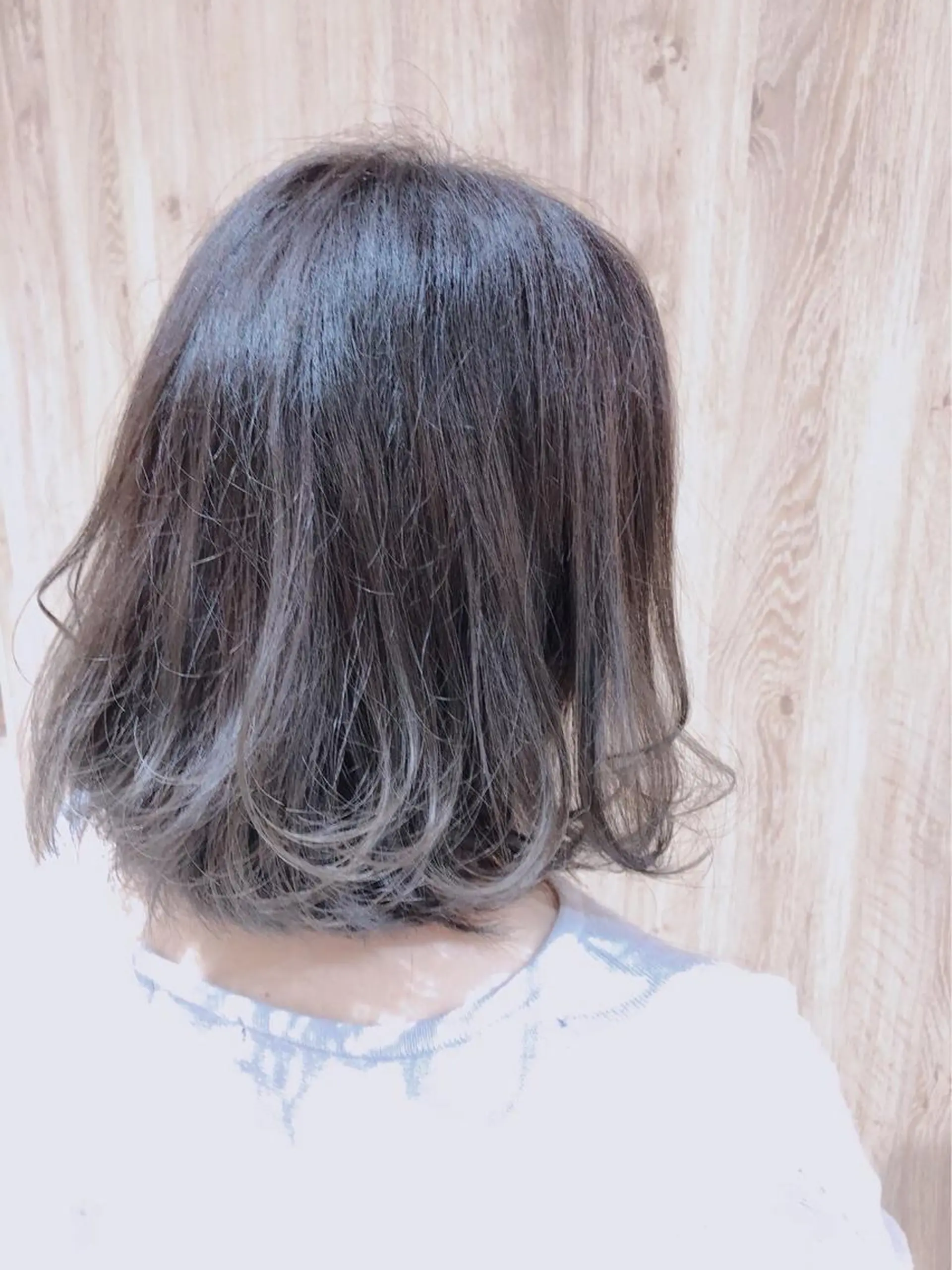 ミディアム カラー ブリーチ グラデーションカラー イルミナカラー シルバー 松吉 純平のヘアスタイル