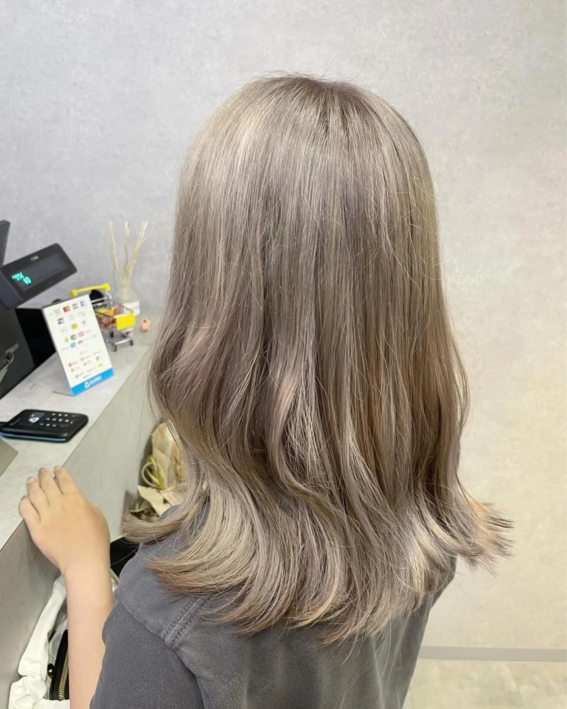 ロング カラー グレージュ 朝倉 海斗のヘアスタイル