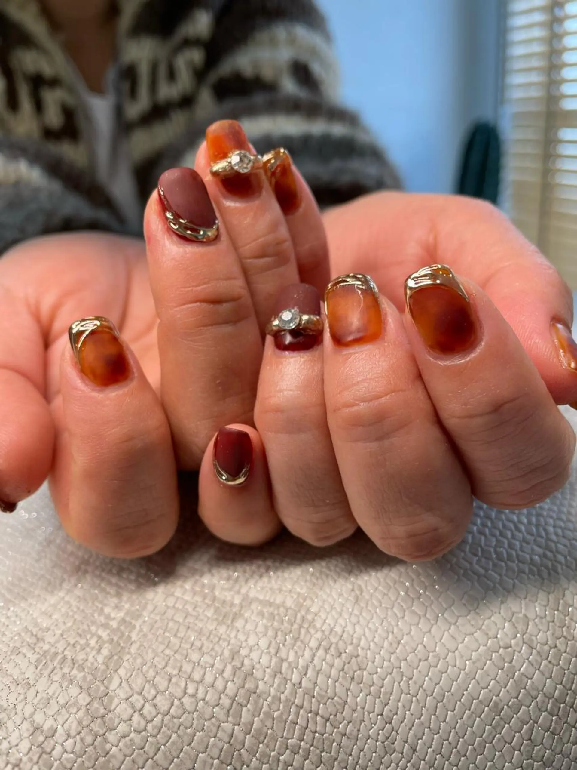 ネイル べっ甲ネイル ボルドー ゴールド ハンドネイル YOUTH nails waxing所属・YOUTH natsumiのネイルデザイン