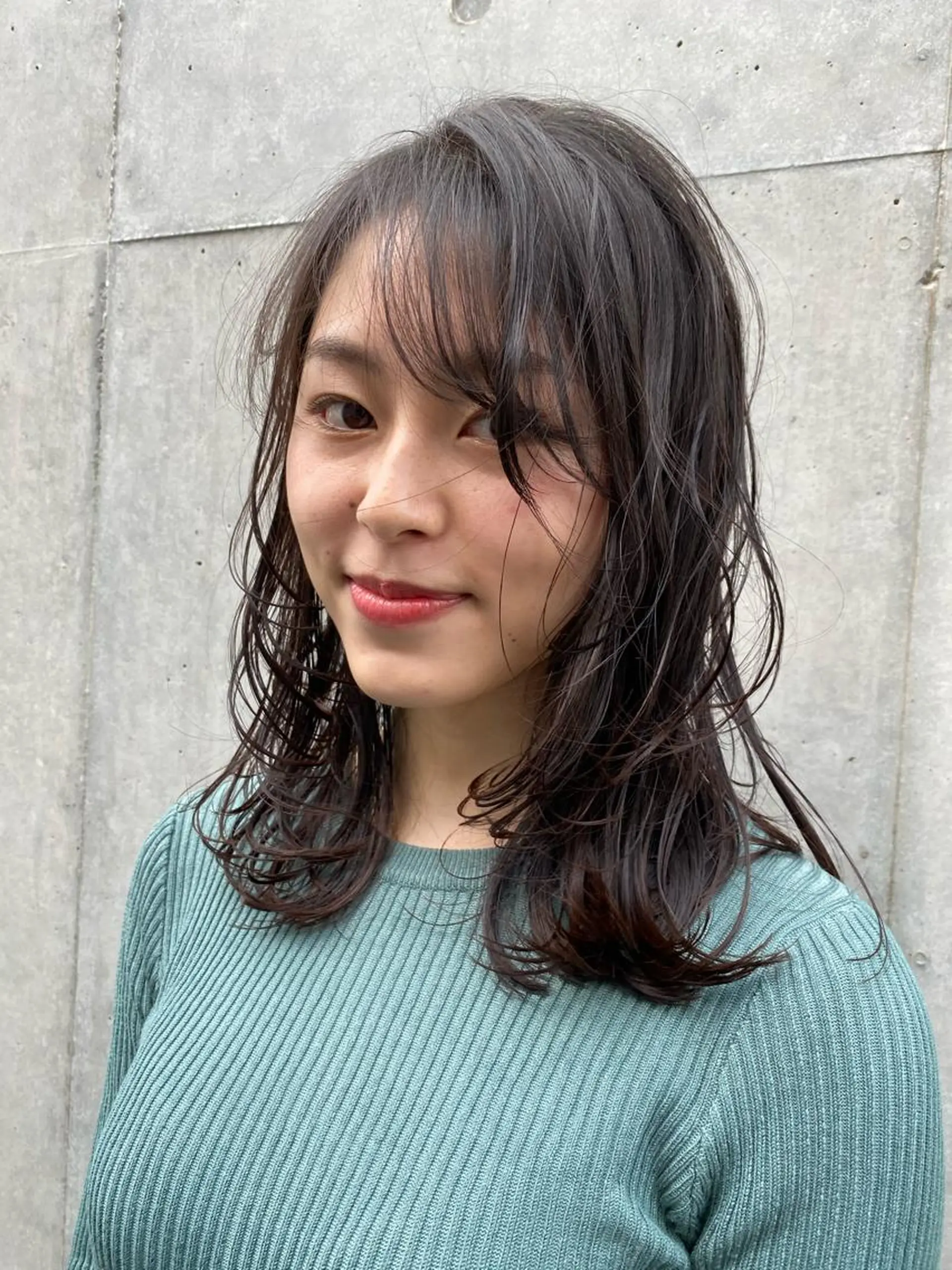 ミディアム ミディアムレイヤー レイヤーカット モダーン北鎌倉所属・中溝 アカリのヘアスタイル