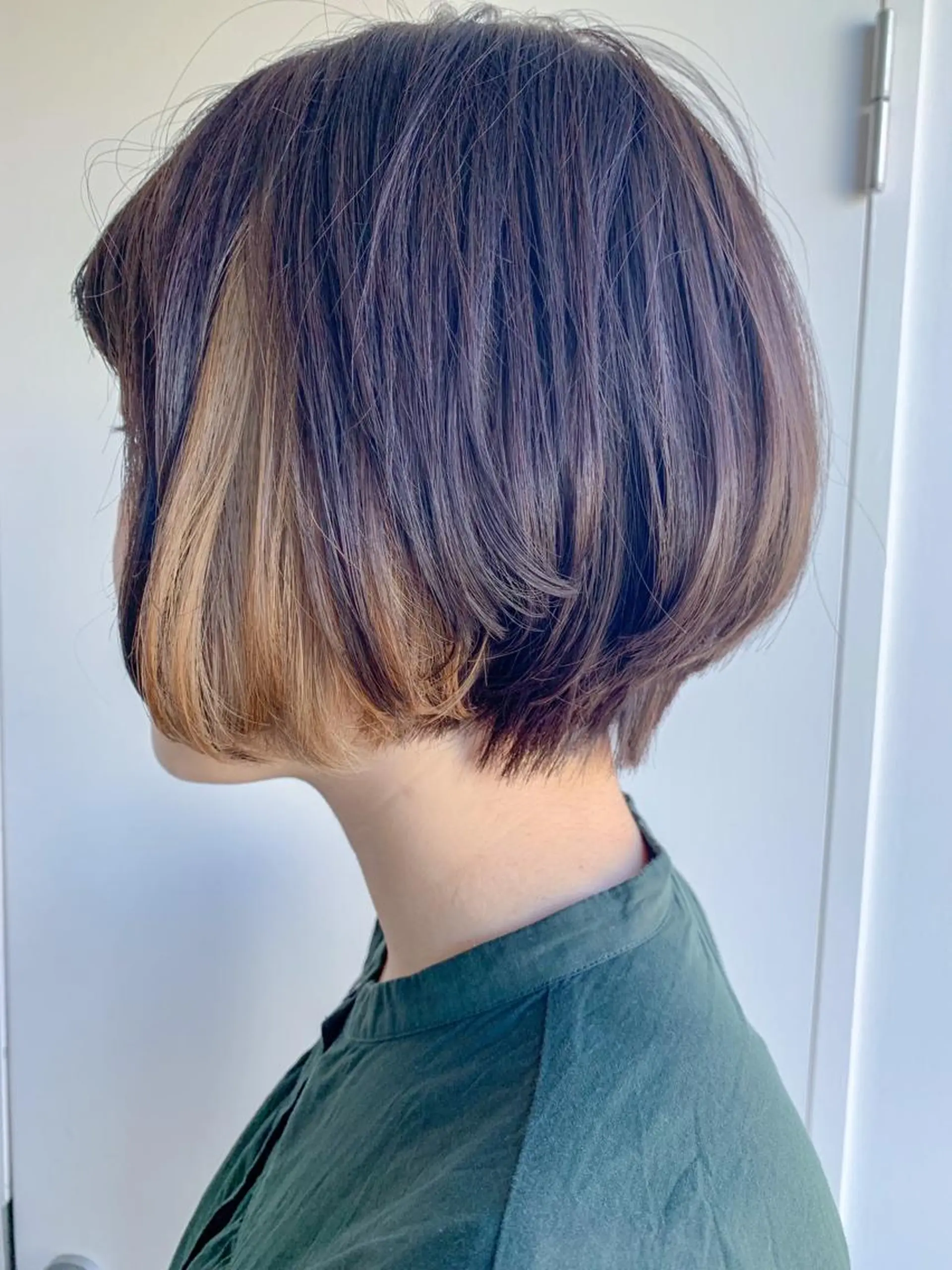 カラー ショートボブ インナーカラー ボブ nuu所属・💜ショート💜 ウルフ、ボブ二色亜美のヘアスタイル