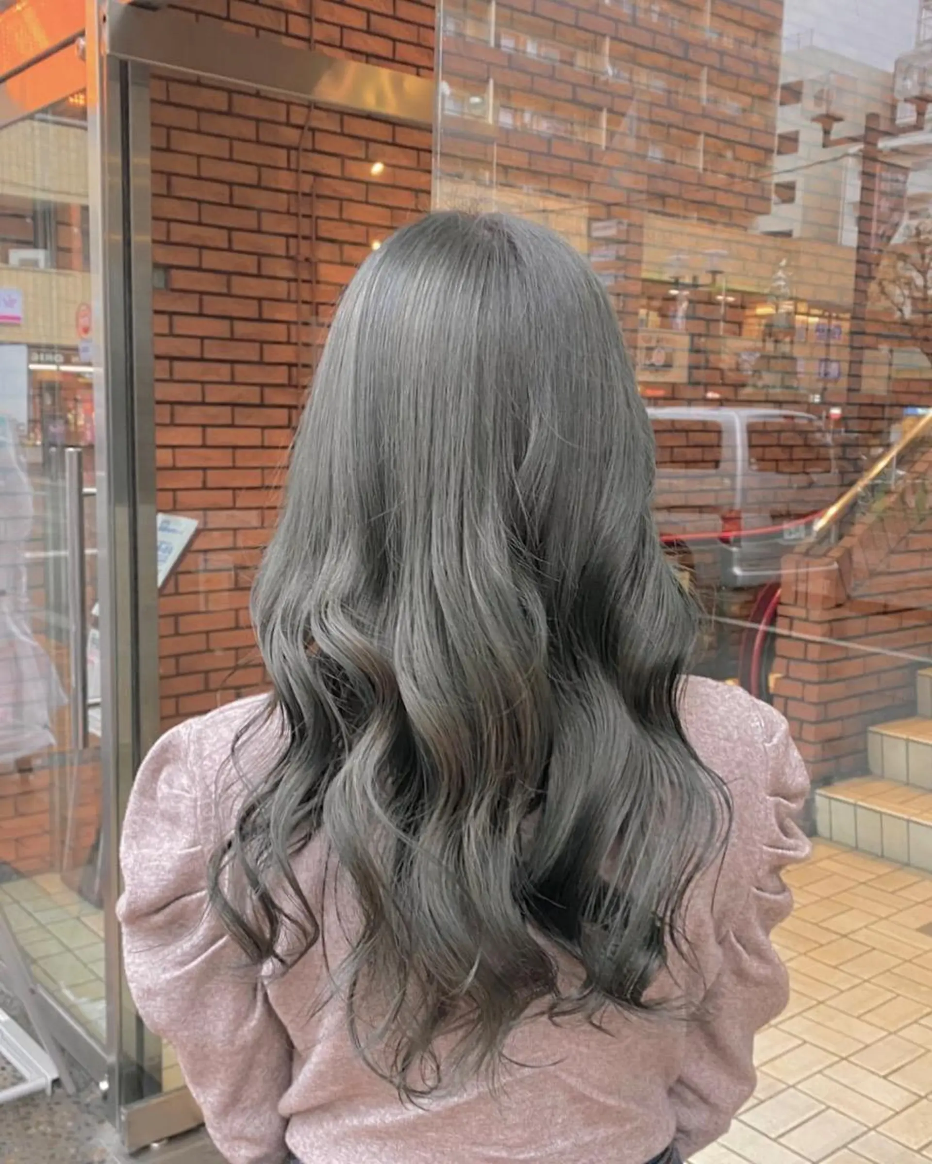 ロング アッシュ アッシュグレー motel所属・雰囲気引き出す ✨大人レディのヘアスタイル