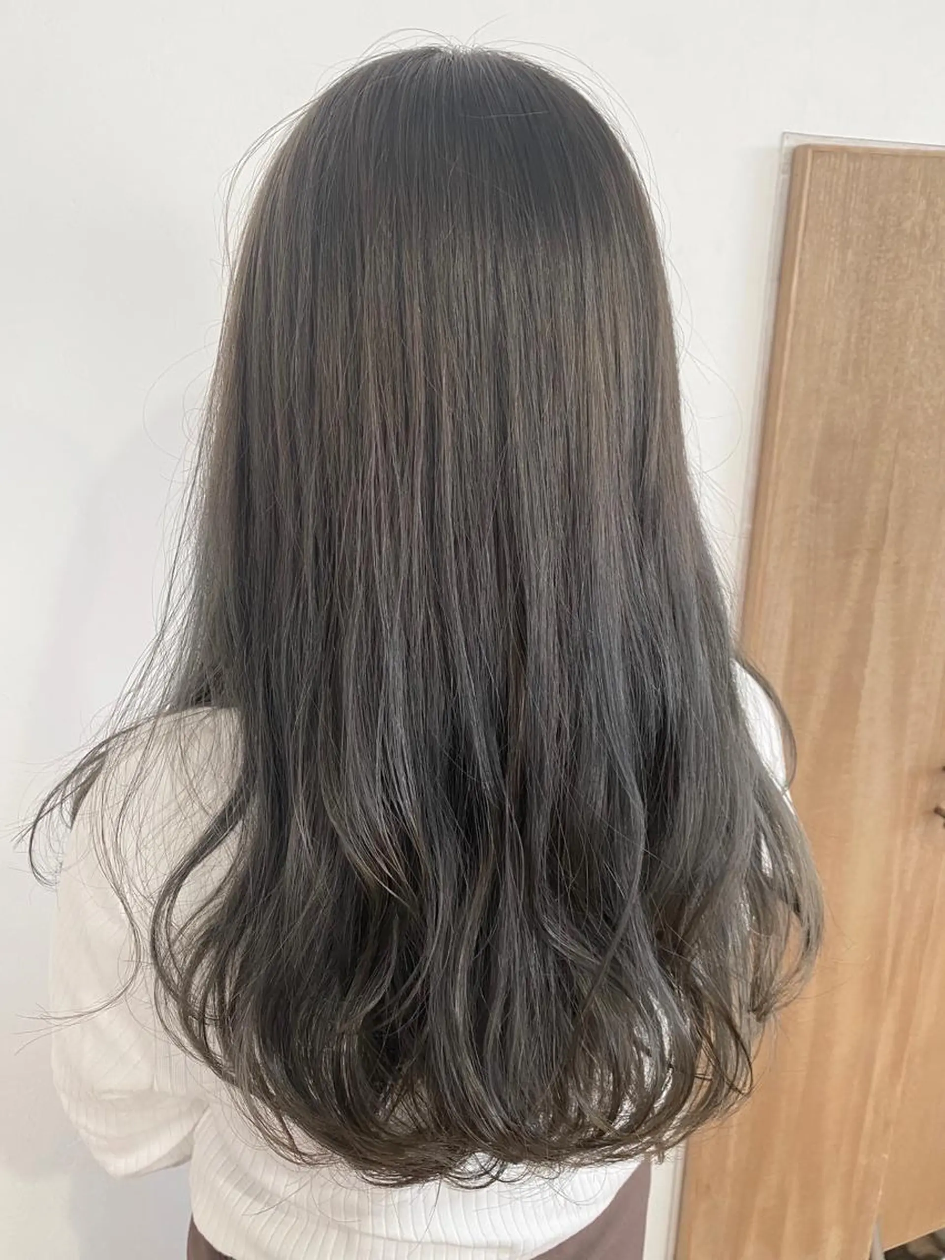 ロング カラー ブリーチ グレージュ オリーブグレージュ オリーブグレー ヘアカラー 伊藤 かなのヘアスタイル