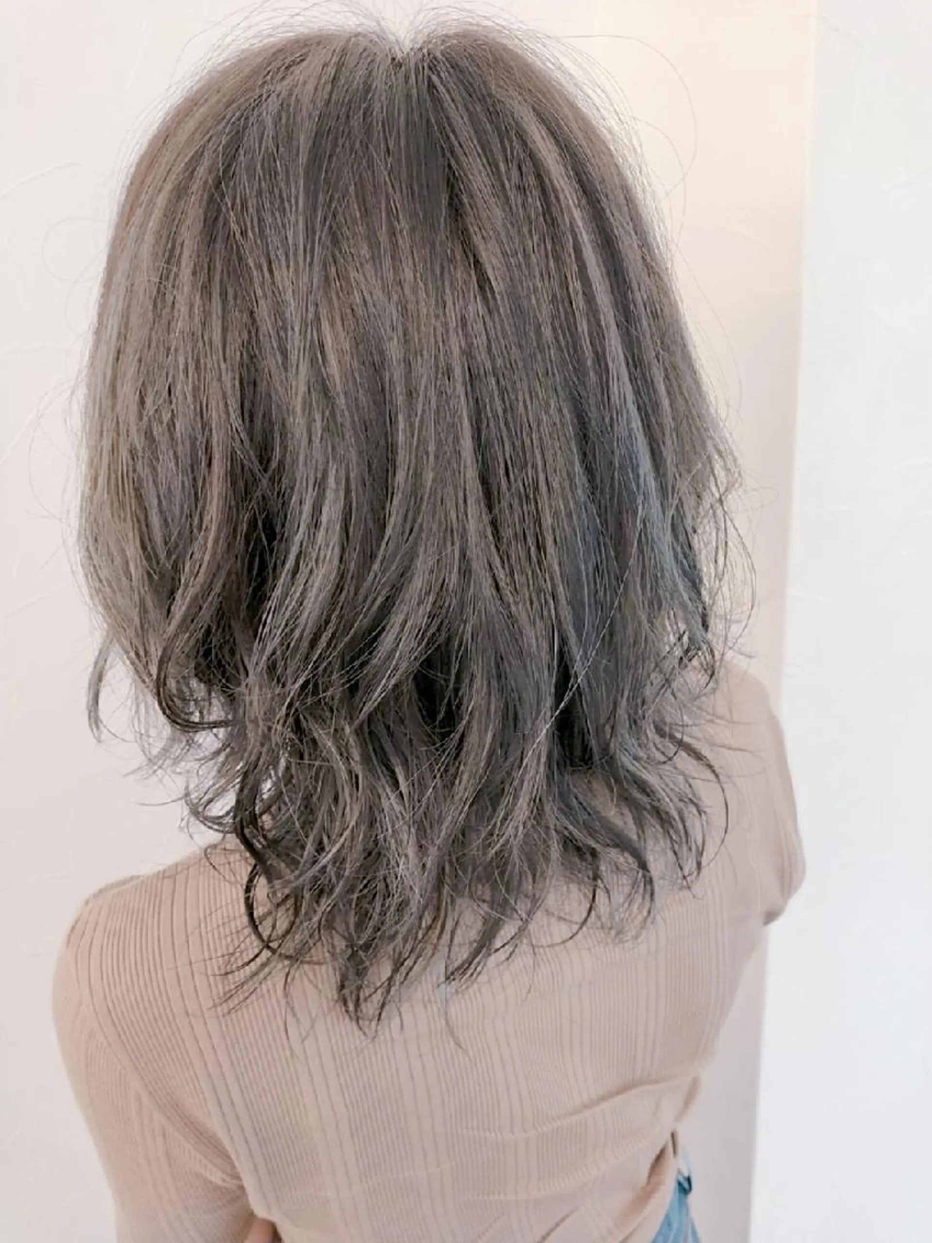 ミディアム カラー アディクシーカラー アッシュ バレイヤージュ ブリーチ ダークグレー デザインカラー髪質 改善Lilithのその他イメージ