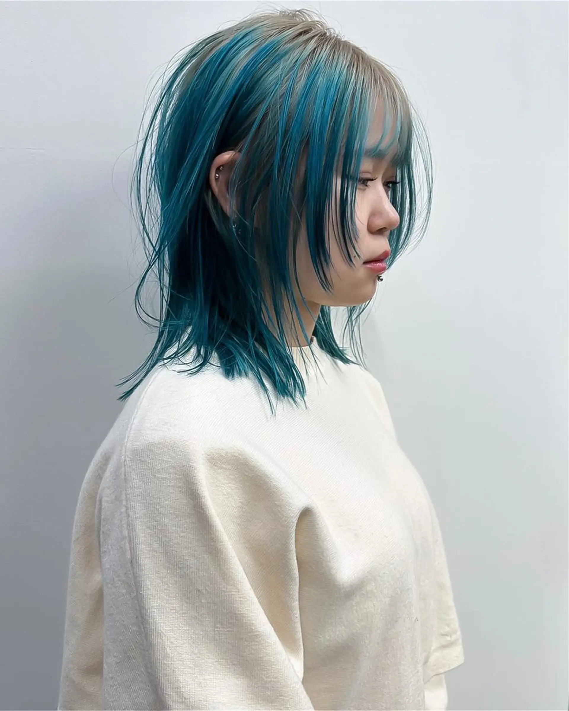 ミディアム カラー ブロンド ブルーカラー デザインカラー ホワイトブロンド 似合わせカット ケアパーマ喜来雅由のヘアスタイル