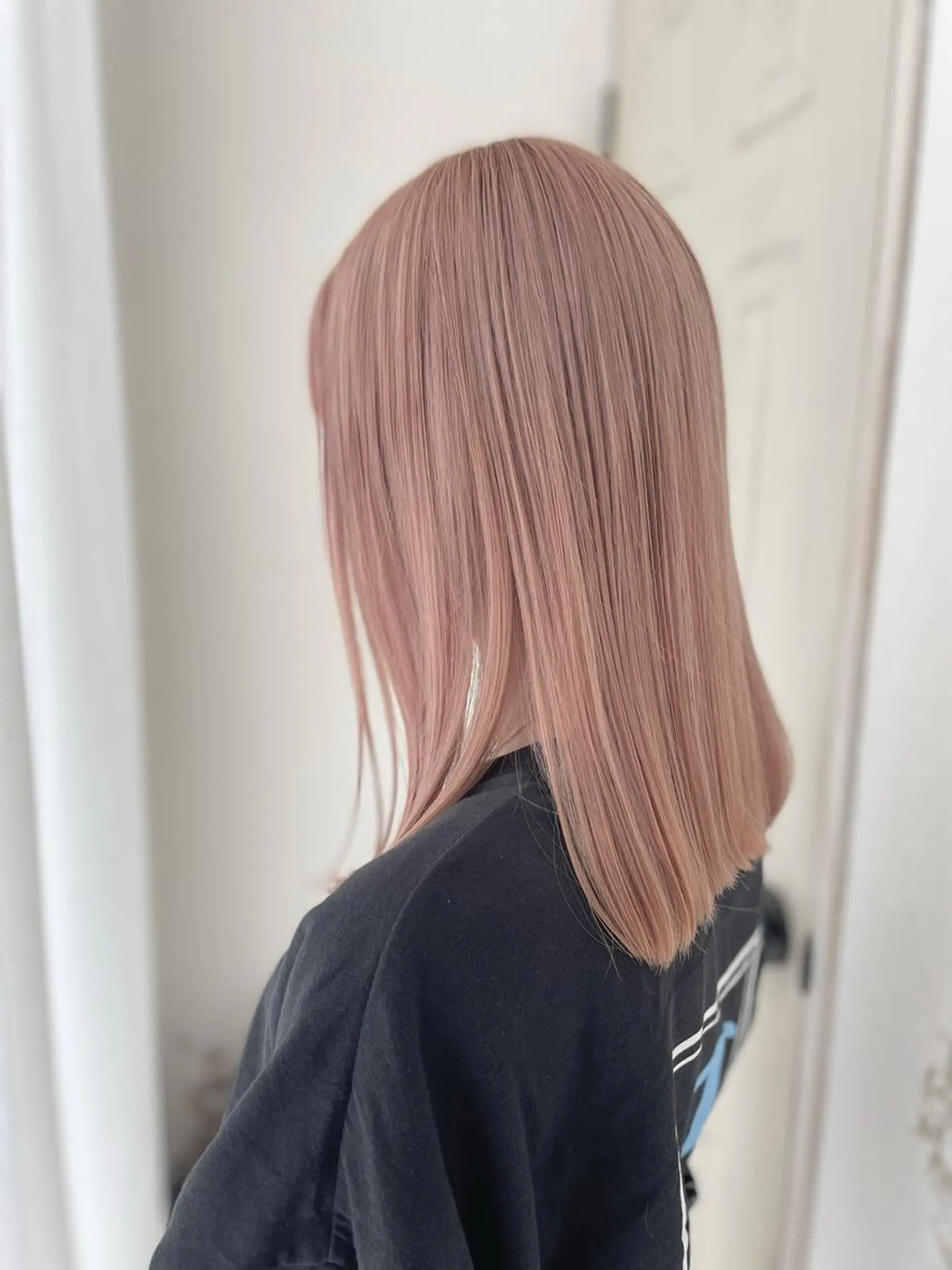 セミロング カラー ベージュカラー ブリーチ ピンクカラー ピンクベージュ ホワイトピンク カット ヘアカラー fio マナミのヘアスタイル