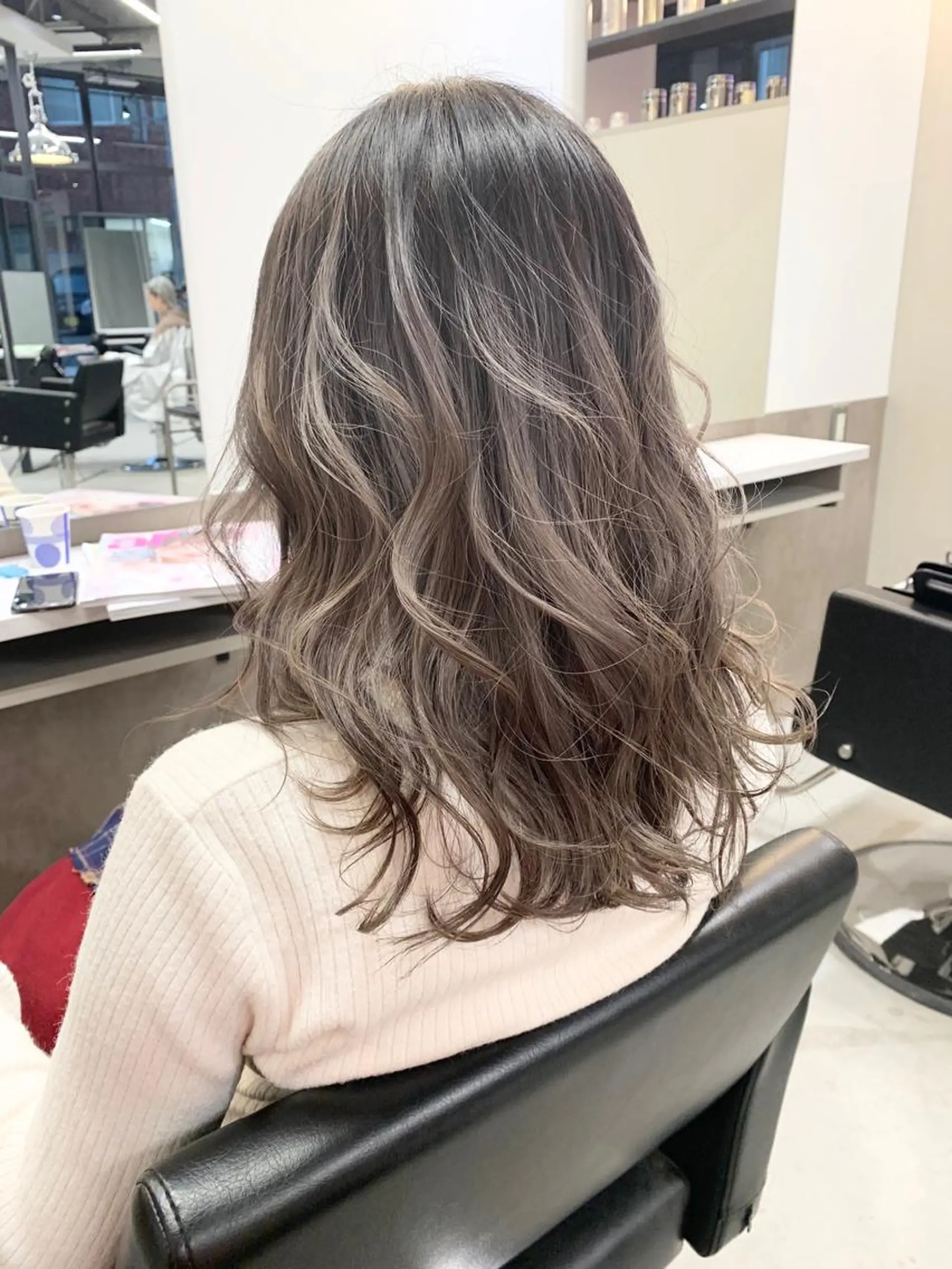 ロング カラー ブリーチ ダークグレー グレージュ ハイトーンカラー カット ヘアカラー トリートメント 💈平島 拓也💈のヘアスタイル