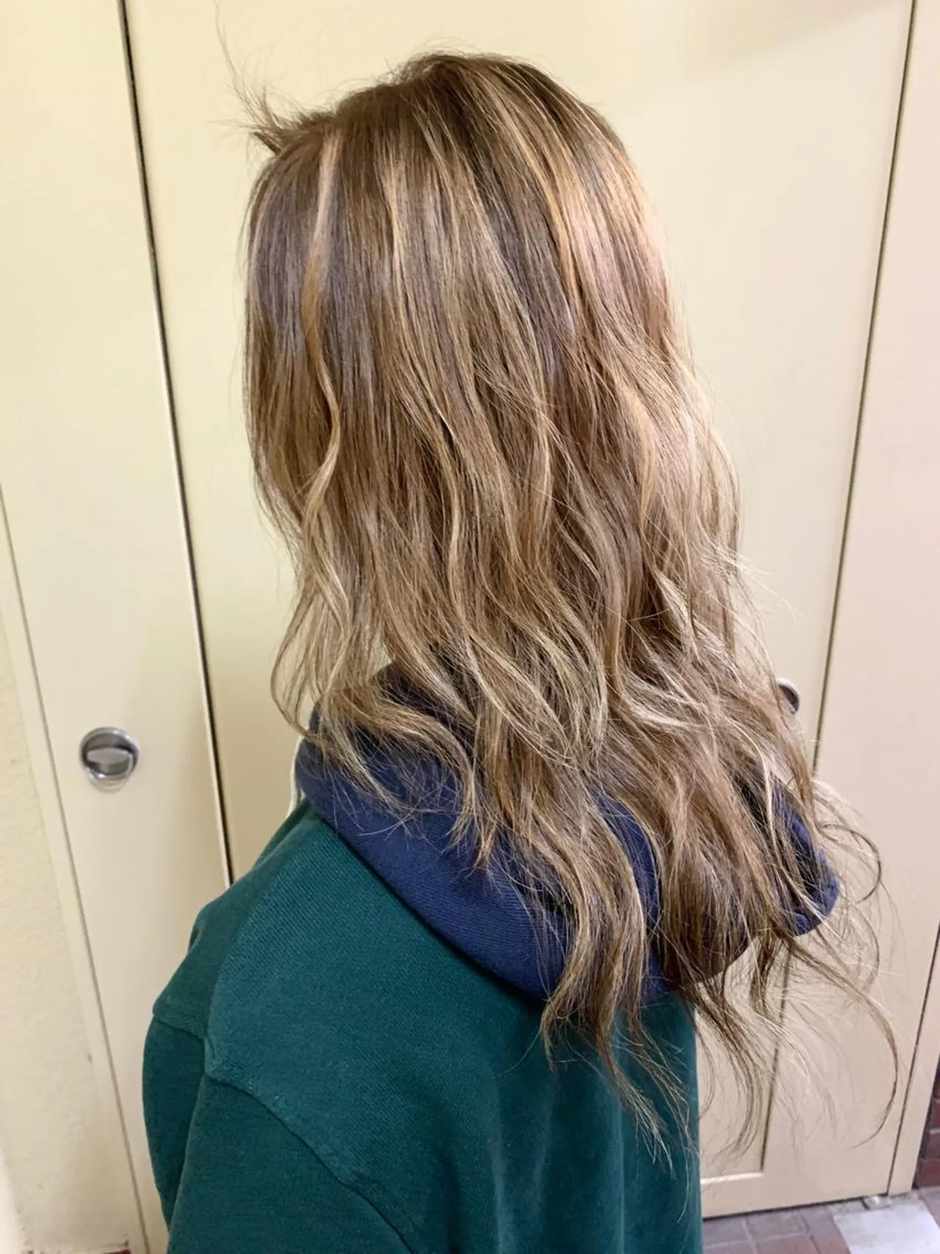 セミロング ハイライト Welila by haku所属・Yuuki ウェリラバイハクのヘアスタイル