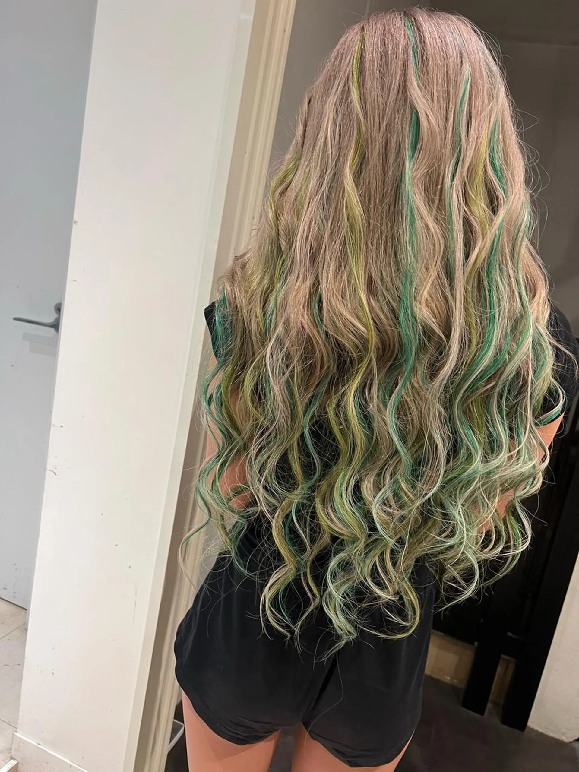 セミロング カラー ヘアアレンジ ダブルカラー エクステ 🔥ハイトーンカラー ギャルNAOKI🔥のヘアスタイル