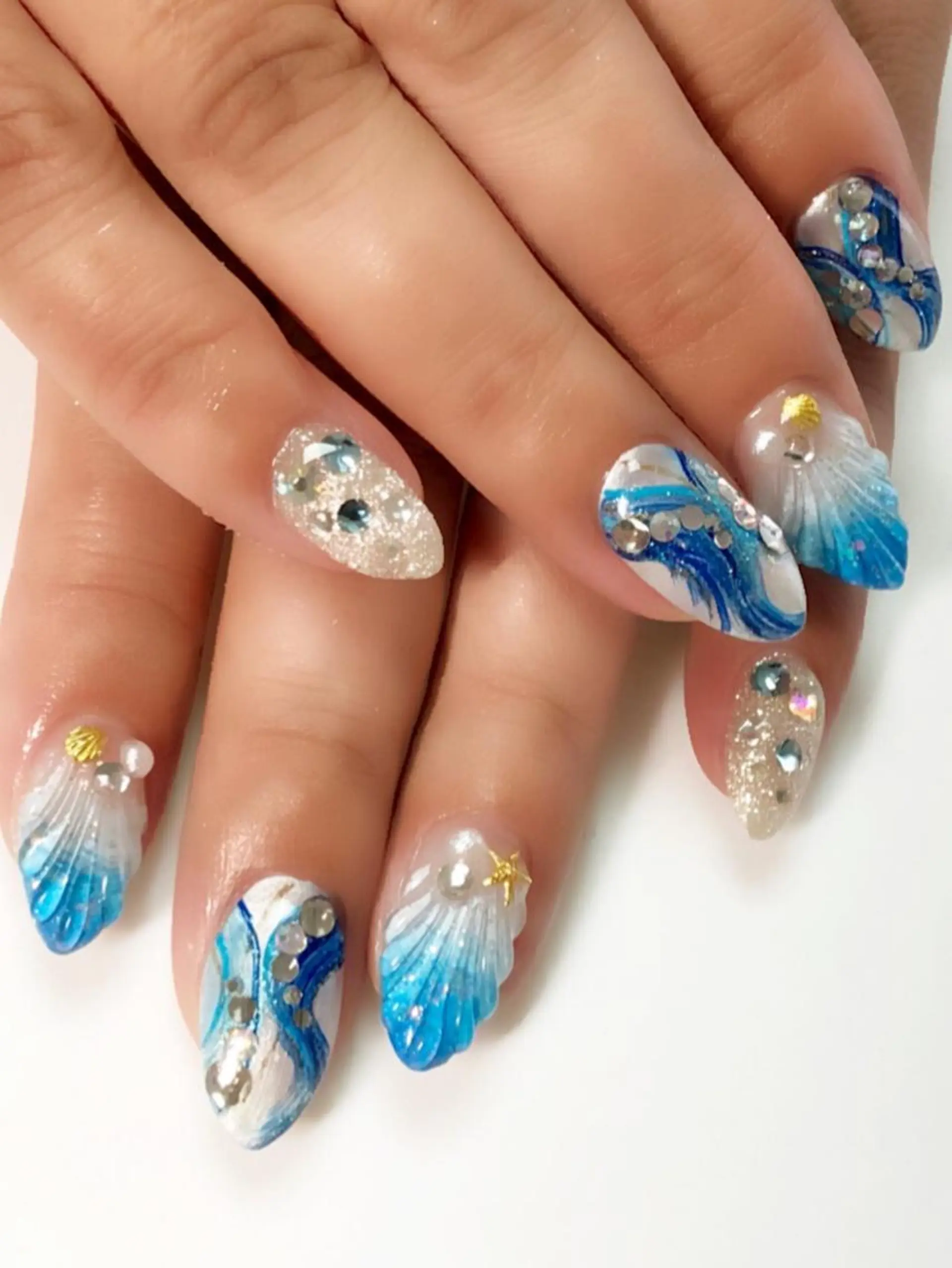 セミロング カラー ネイル ブルーカラー シルバー ブルー シルバー 夏ネイル ハンドネイル CITRAtotal beautyのネイルデザイン