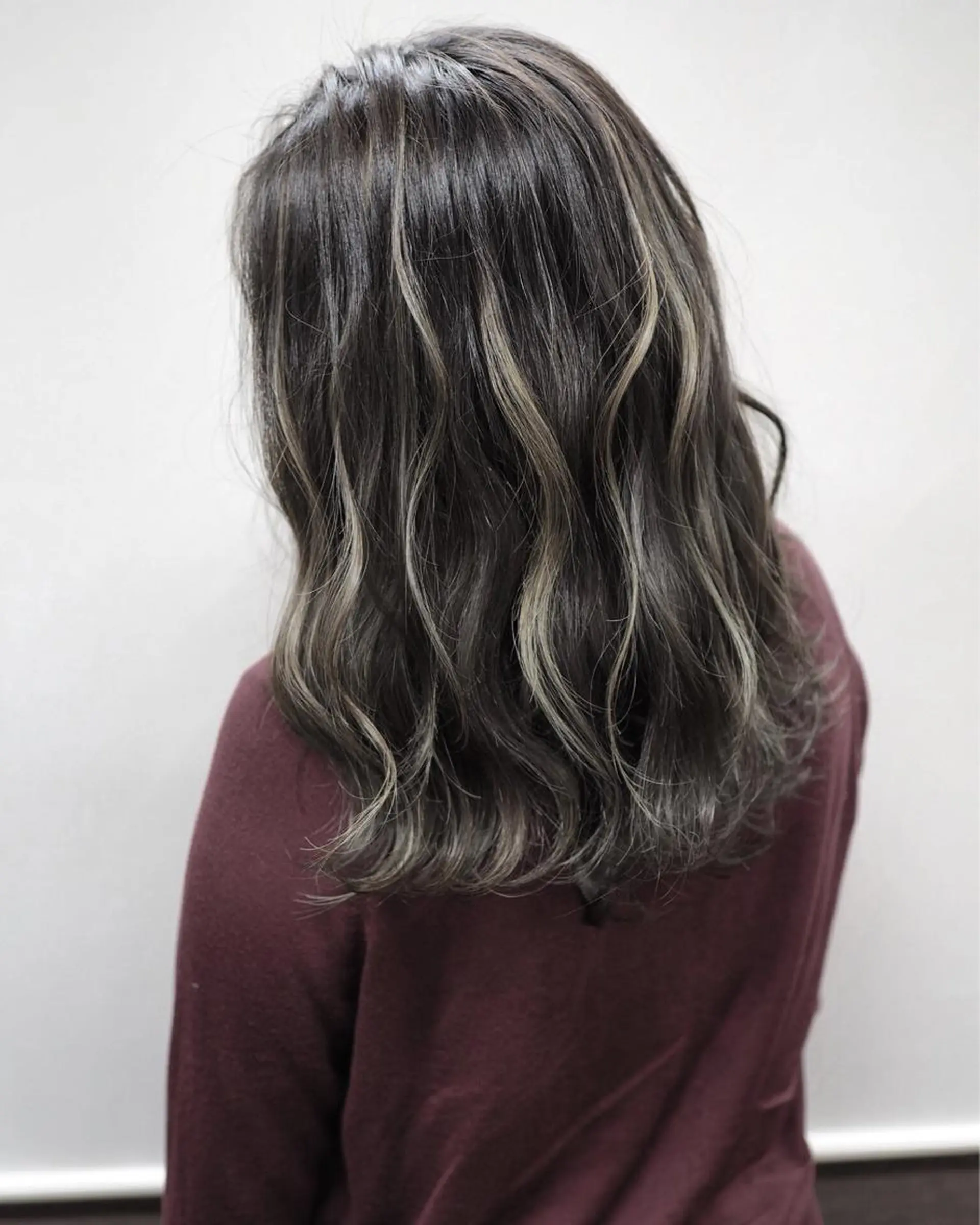 セミロング カラー メンズハイトーン メンズバレイヤージュのヘアスタイル