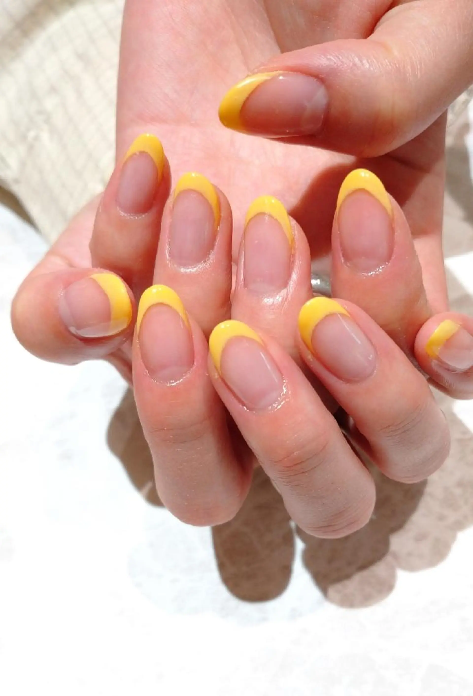 ネイル フレンチネイル 黄色 會田 瑠衣のネイルデザイン