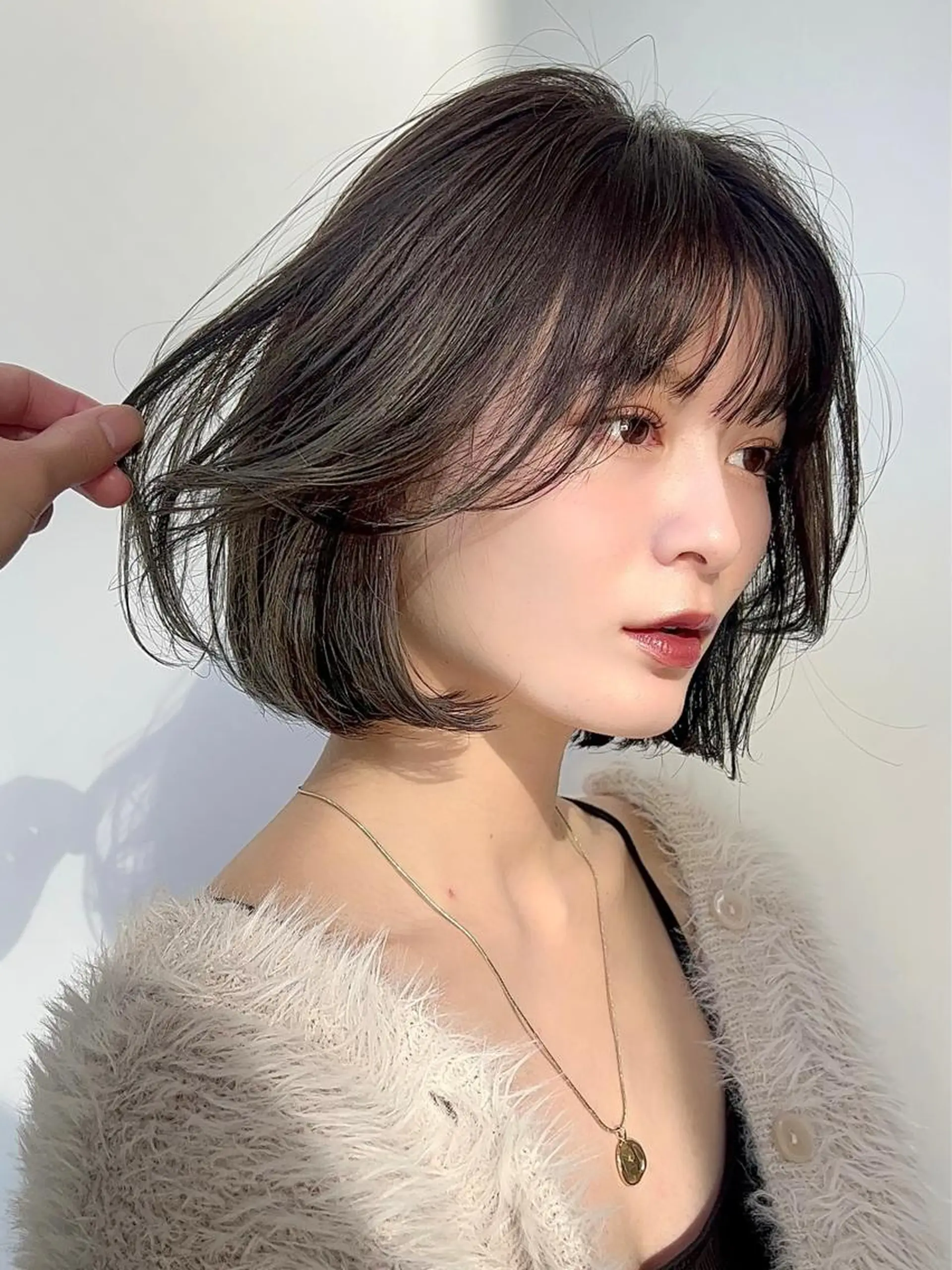 ミディアム カラー ミストバング グレージュ ボブ くびれヘア 斜めバング カット ヘアカラー トリートメント レイヤー専門家 ダブルカラー修のヘアスタイル