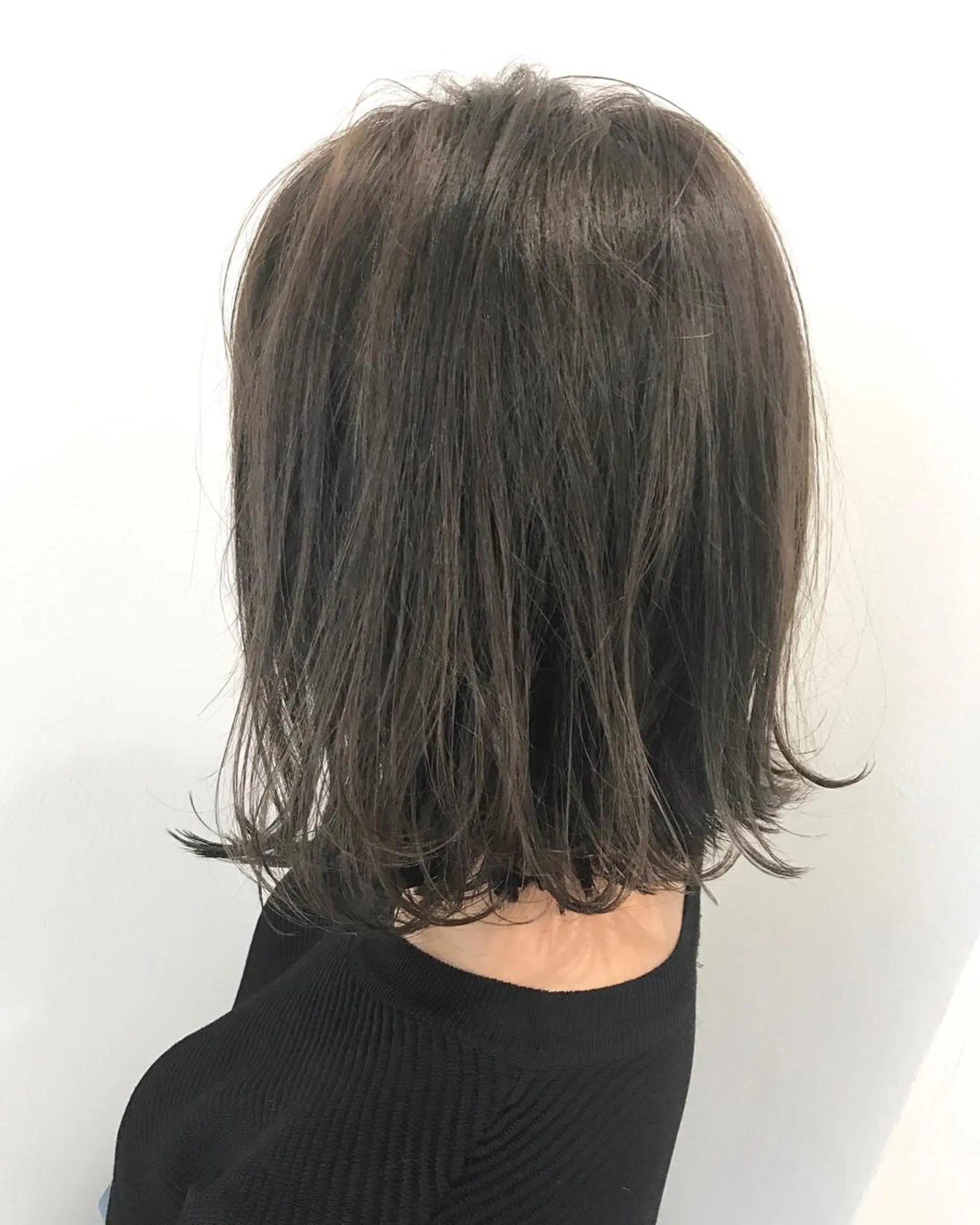 ミディアム カラー 切りっぱなしボブ アッシュ アッシュグレー ボブ Heart's所属・若杉 諒のヘアスタイル