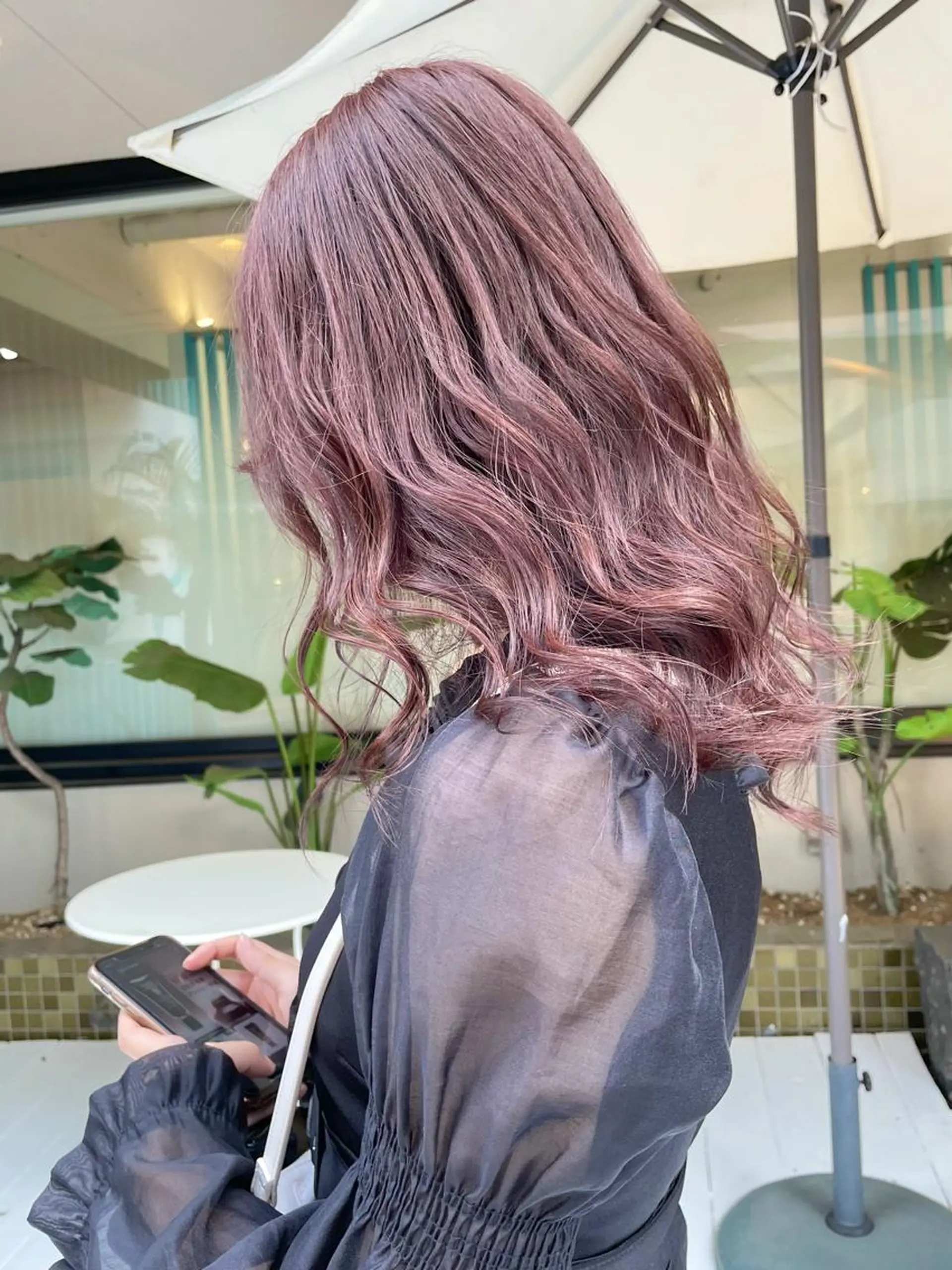 セミロング カラー カシス ピンクカラー カット ヘアカラー トリートメント 佐藤 魁人のヘアスタイル