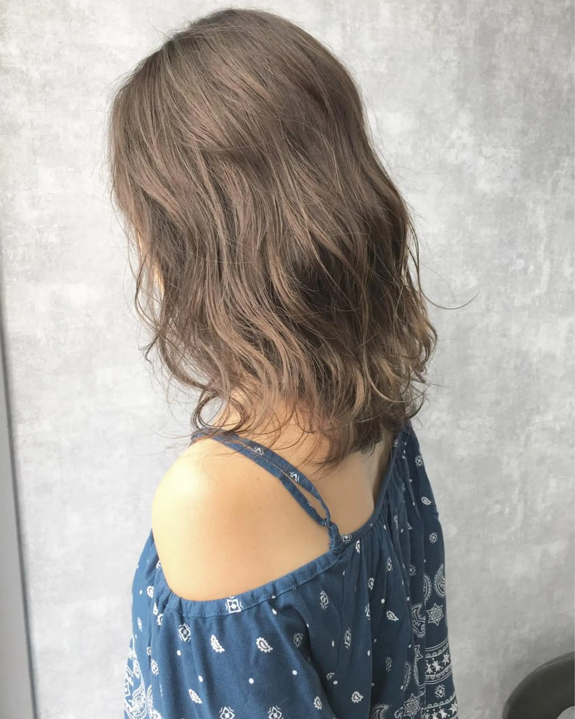 ミディアム カラー ベージュカラー ハイライトカラー ハイライト レイヤーカット BLend 渋谷のヘアスタイル