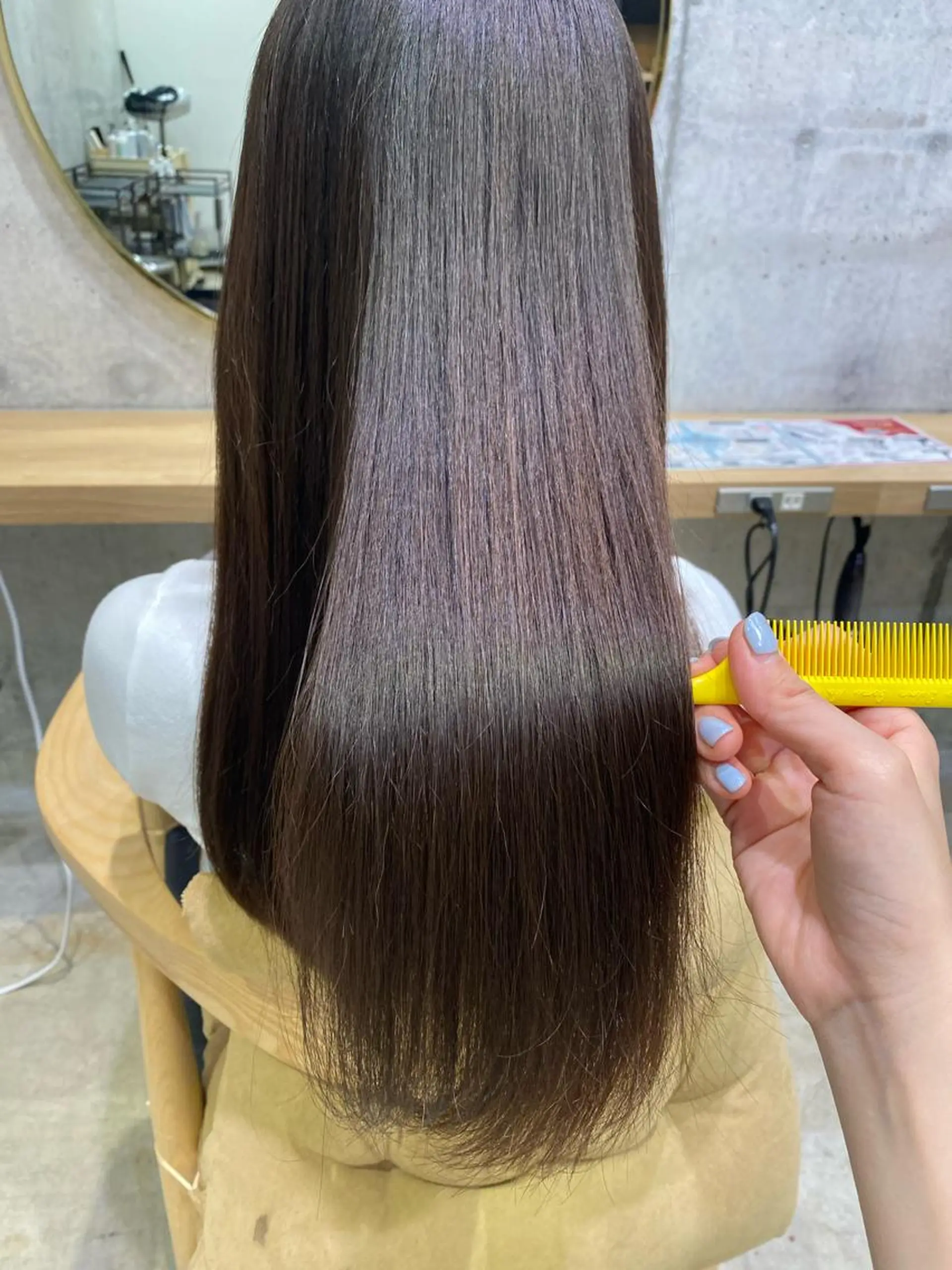 セミロング fumi🪞血色感 アップ艶カラーのヘアスタイル