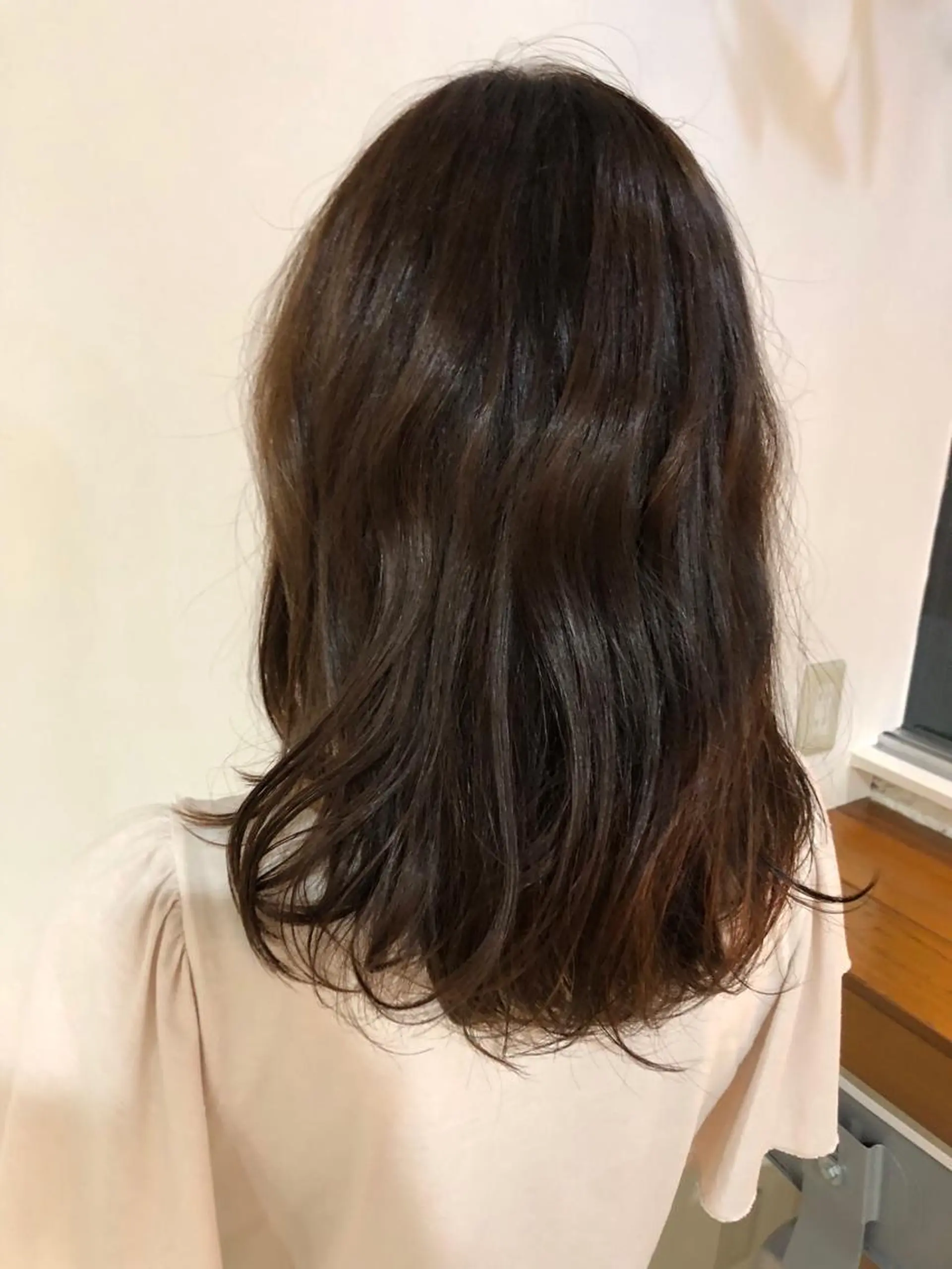セミロング カラー MIOベージュカラー 柔らかいカラーのヘアスタイル