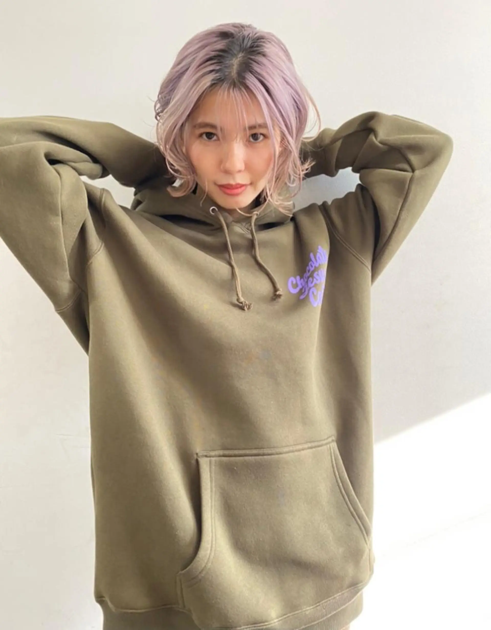 ショート パープルカラー ハイライト レイヤーカット ショートヘア 【髪風船】上大岡店所属・齋藤 尋真のヘアスタイル