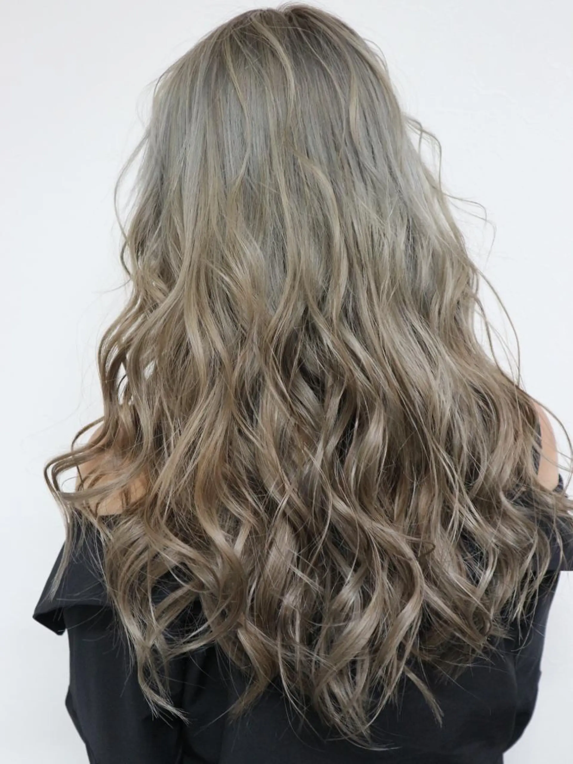 ロング カラー グレージュ 東風上 亮介のヘアスタイル